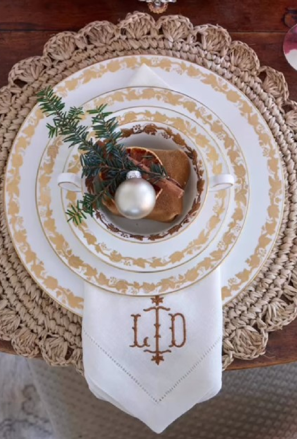 Beautiful holiday place setting in Atlanta Holiday House 2022 - dhcphoto. #holidaytablescape #hoildayplacesetting