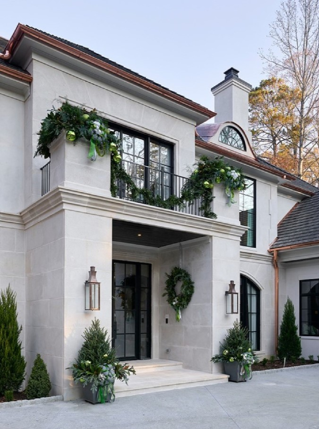 Facade of 2021 Atlanta Holiday House with greenery by @boxwoodsatlanta - dhcphoto.