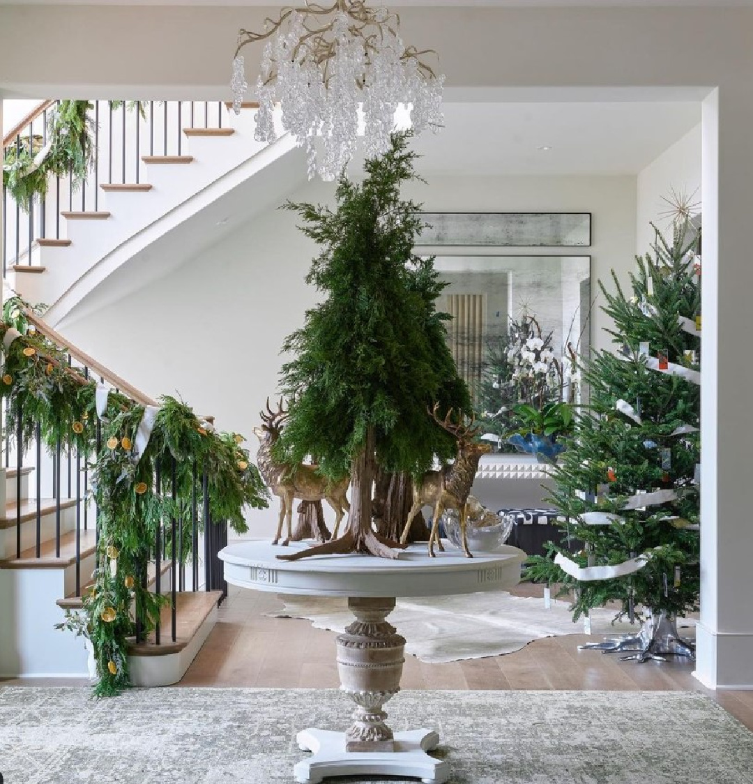 Beautiful foyer decorated for the Atlanta Holiday House by @boxwoodsatlanta - dhcphoto. #holidayfoyer #elegantholidaydecor