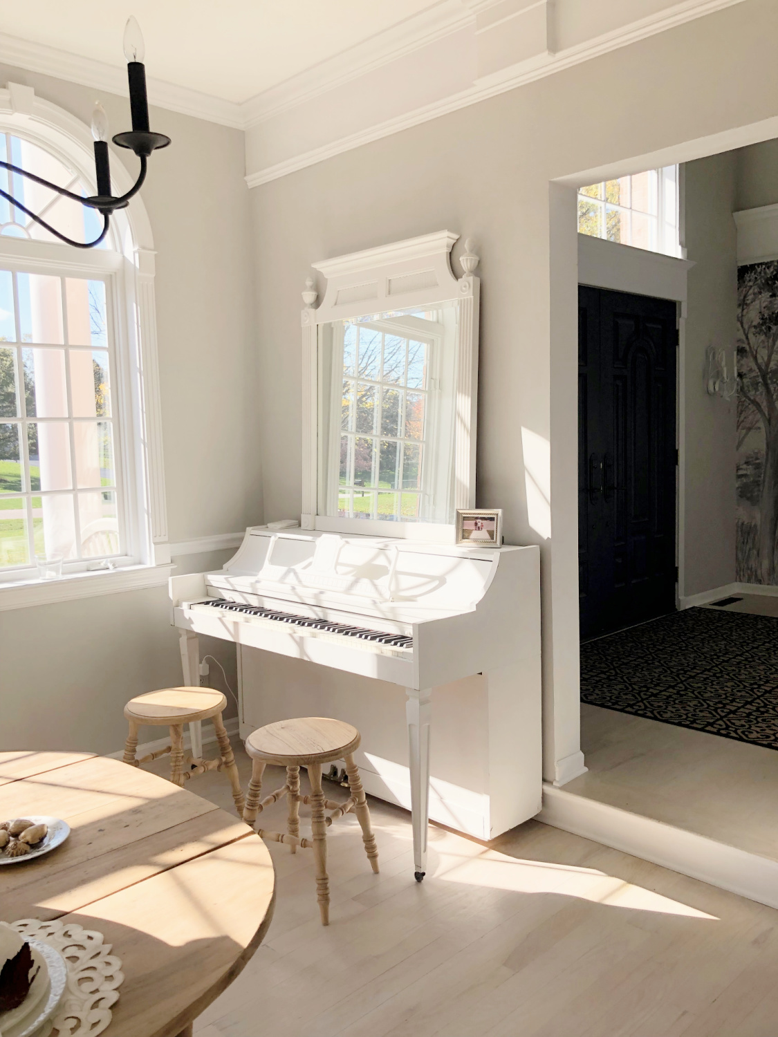 Serene dining room with Sherwin-Williams Repose Gray. #reposegray