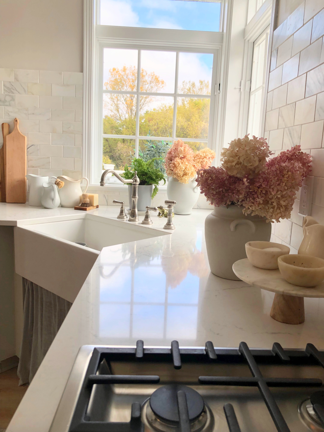 Hello Lovely's fall kitchen with modern French serene style, light gray cabinets, Viatera Muse counter, and farm sink with linen skirt. #modernfrench #serenekitchen