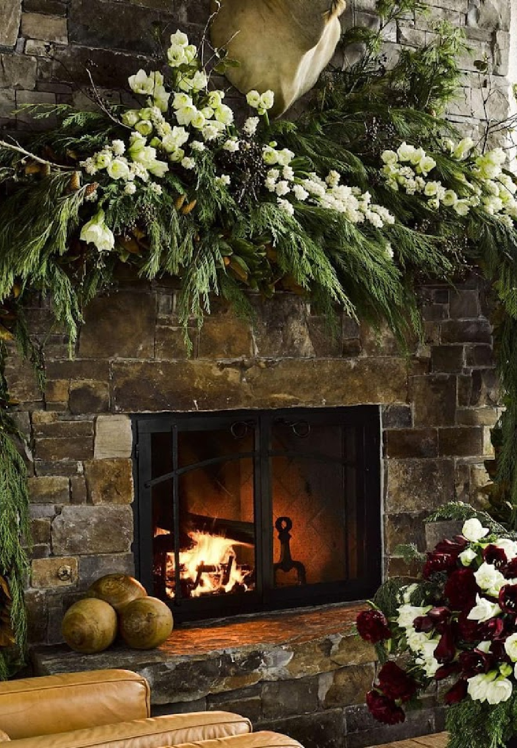 Ken Fulk holiday decorated mountain retreat (Yellowstone in Montana) in Elle Decor. #kenfulk #mountainchic #rusticholiday