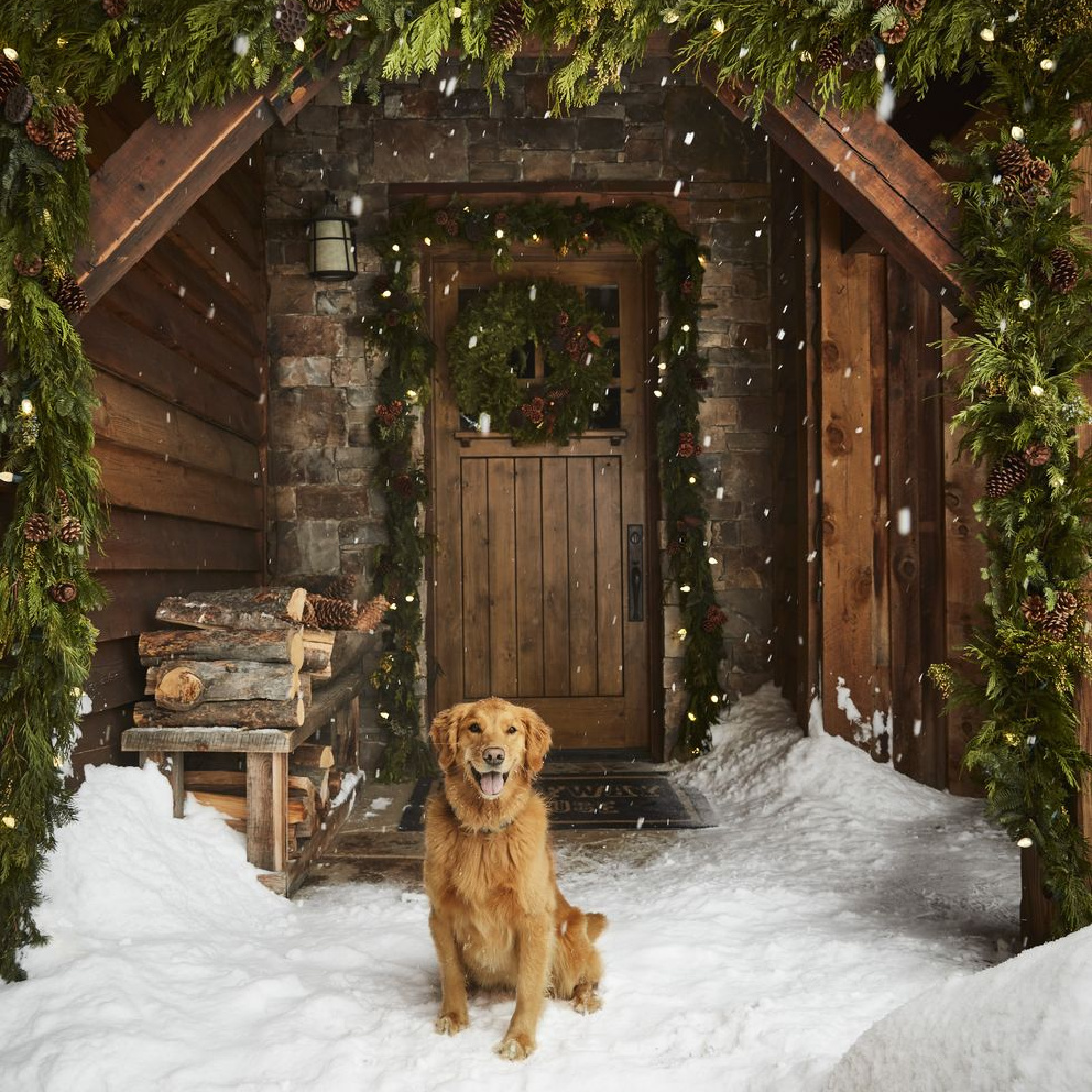 Ken Fulk holiday decorated mountain retreat (Yellowstone in Montana) in Elle Decor. #kenfulk #mountainchic #rusticholiday