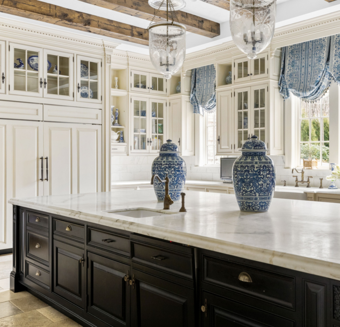 The Enchanted Home French country kitchen with chinoiserie details and rustic elegance. #frenchcountrykitchen #enchantedhome #oldworldstyle #elegantkitchens