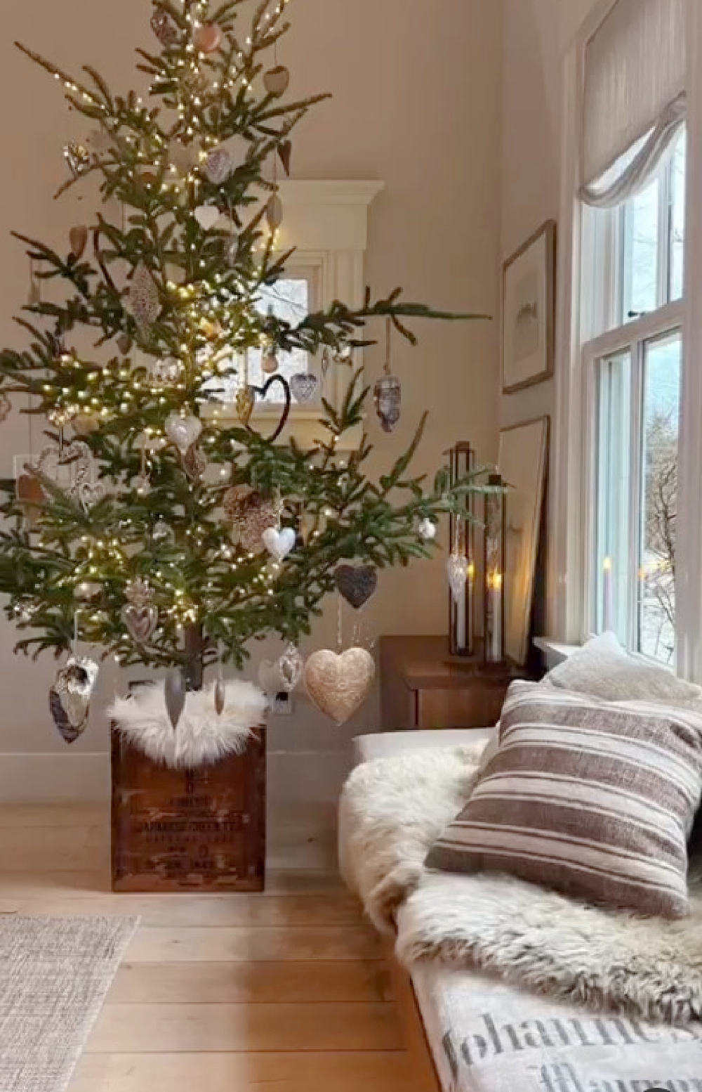Old Silver Shed Christmas tree and beautiful simple cottage charm near a window seat! #oldsilvershed #capecodstyle #capecodholiday
