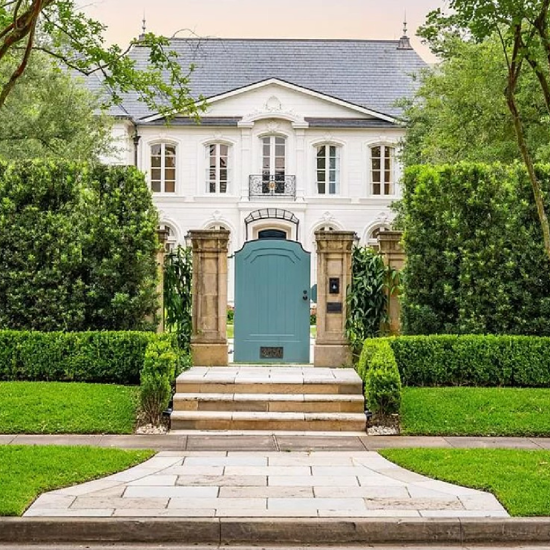 Chateauesque French inspired Houston home (Willowick) with fantasy interiors. #fantasyhometour #luxuryhomes