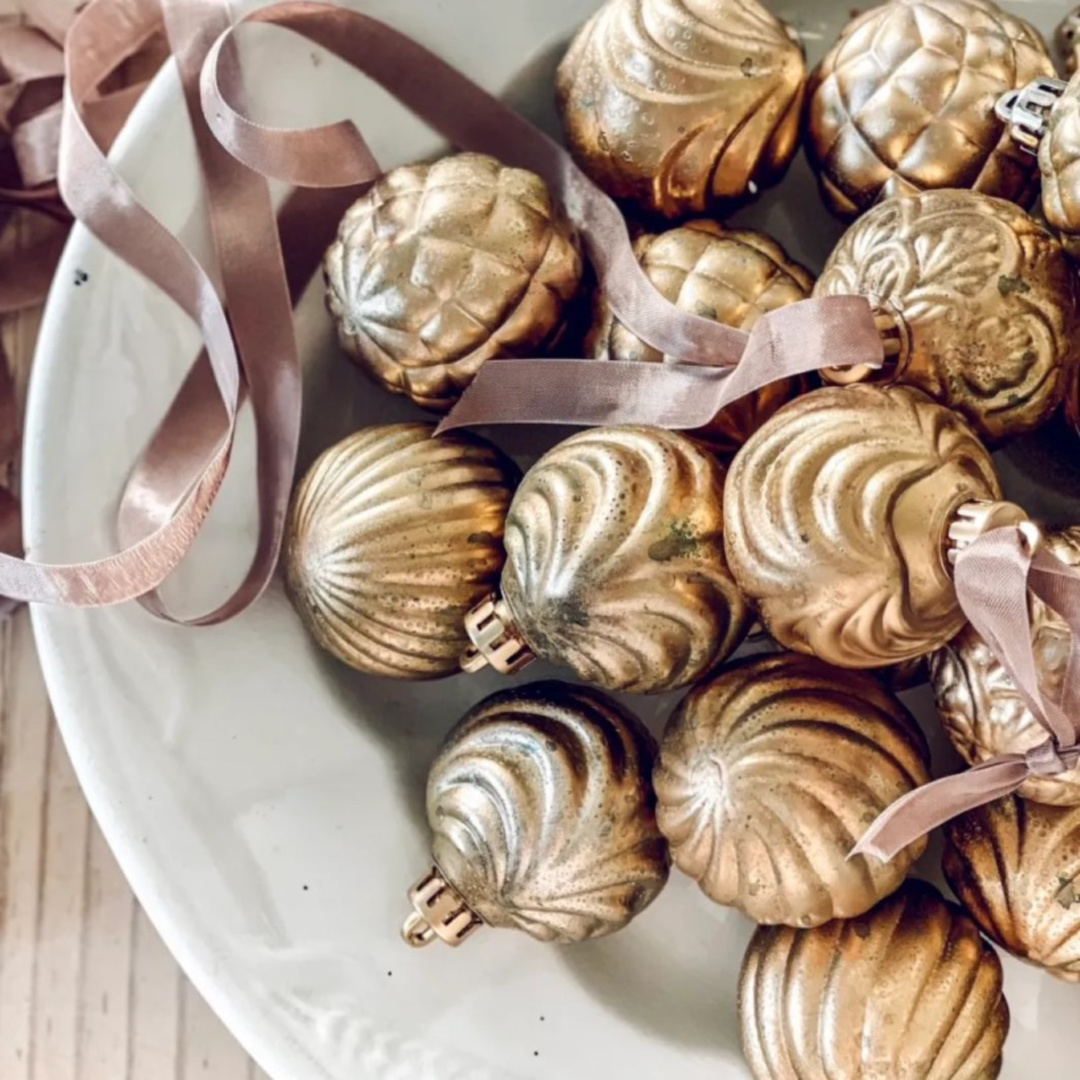 Mercury glass ornament DIY from Le Cultivateur for your holiday decor! #diyornaments #mercuryglass #diyholidaydecorations