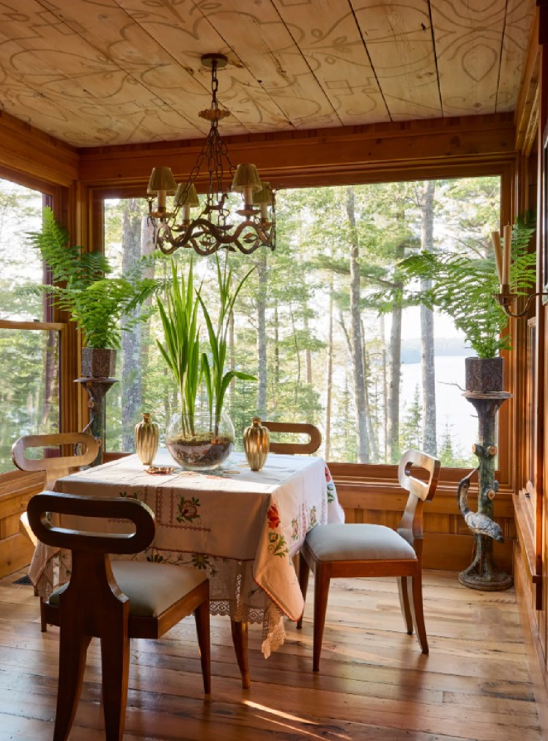 Rustic elegance in a Wisconsin log cabin with interior design by Emma Burns - AD. #rusticdecor #logcabins #europeancountry #cozyinteriors