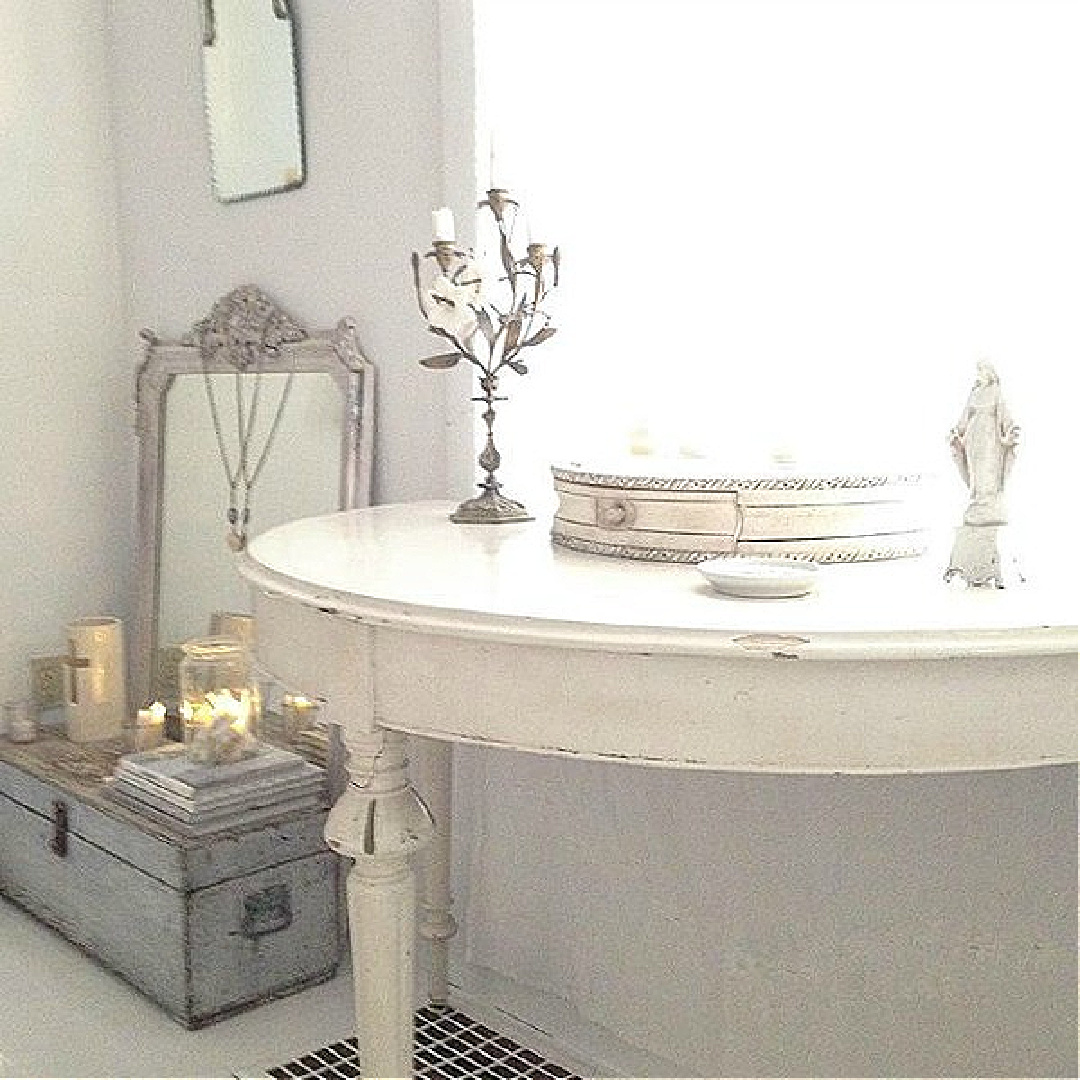 French Nordic romantic interior with Swedish antiques and white - My Petite Maison. #frenchnordic #swedishantiques