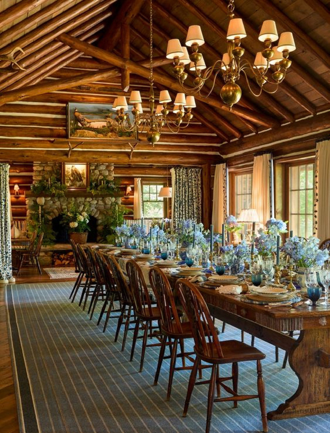 Rustic dining area in a Wisconsin cabin with chic cozy style in AD. #europeancottage #warmcozyinteriors #rusticelegance #europeancountry