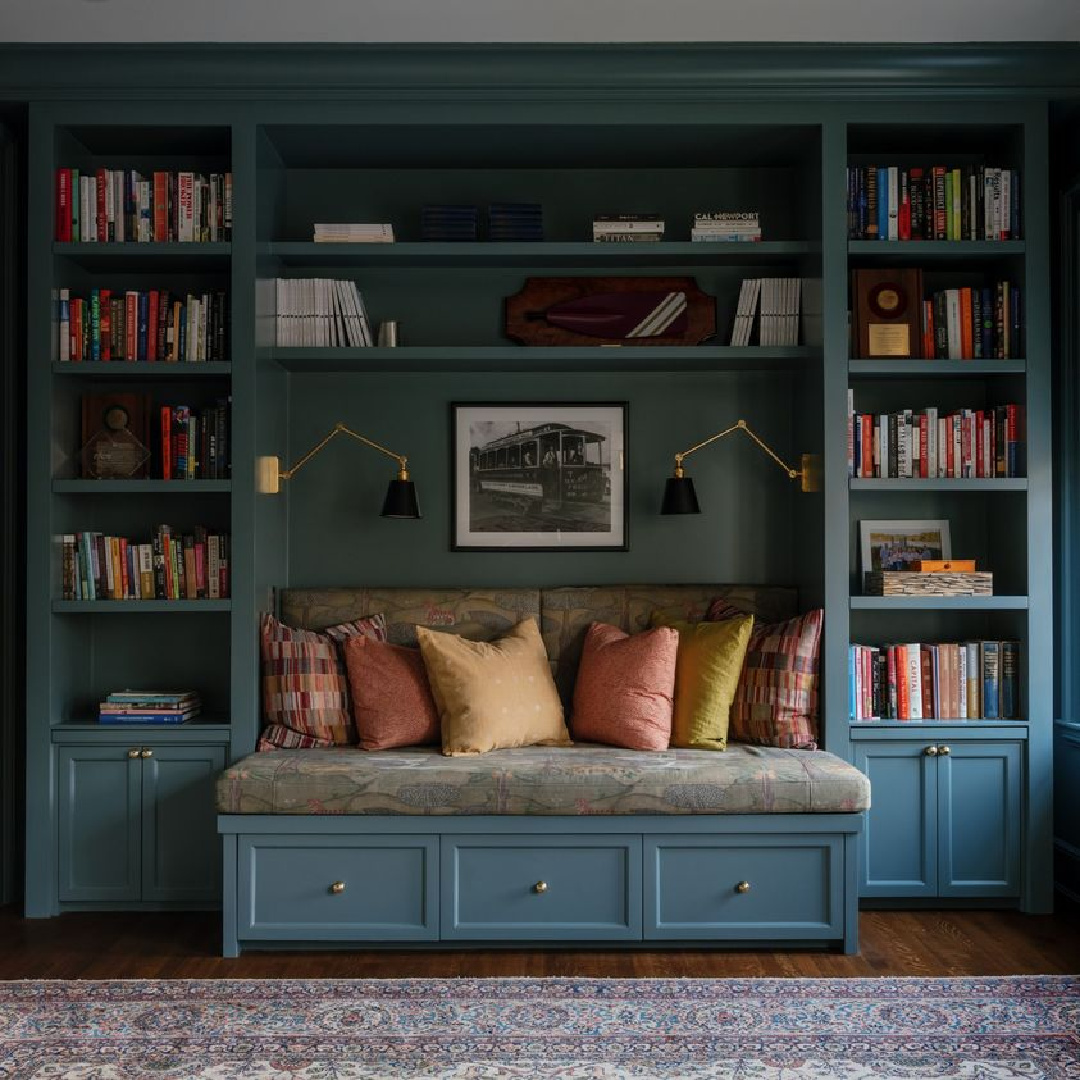 Farrow & Ball de Nimes painted bookshelves and cozy built-in bench - Zoe Feldman Design. #farrowandballdenimes