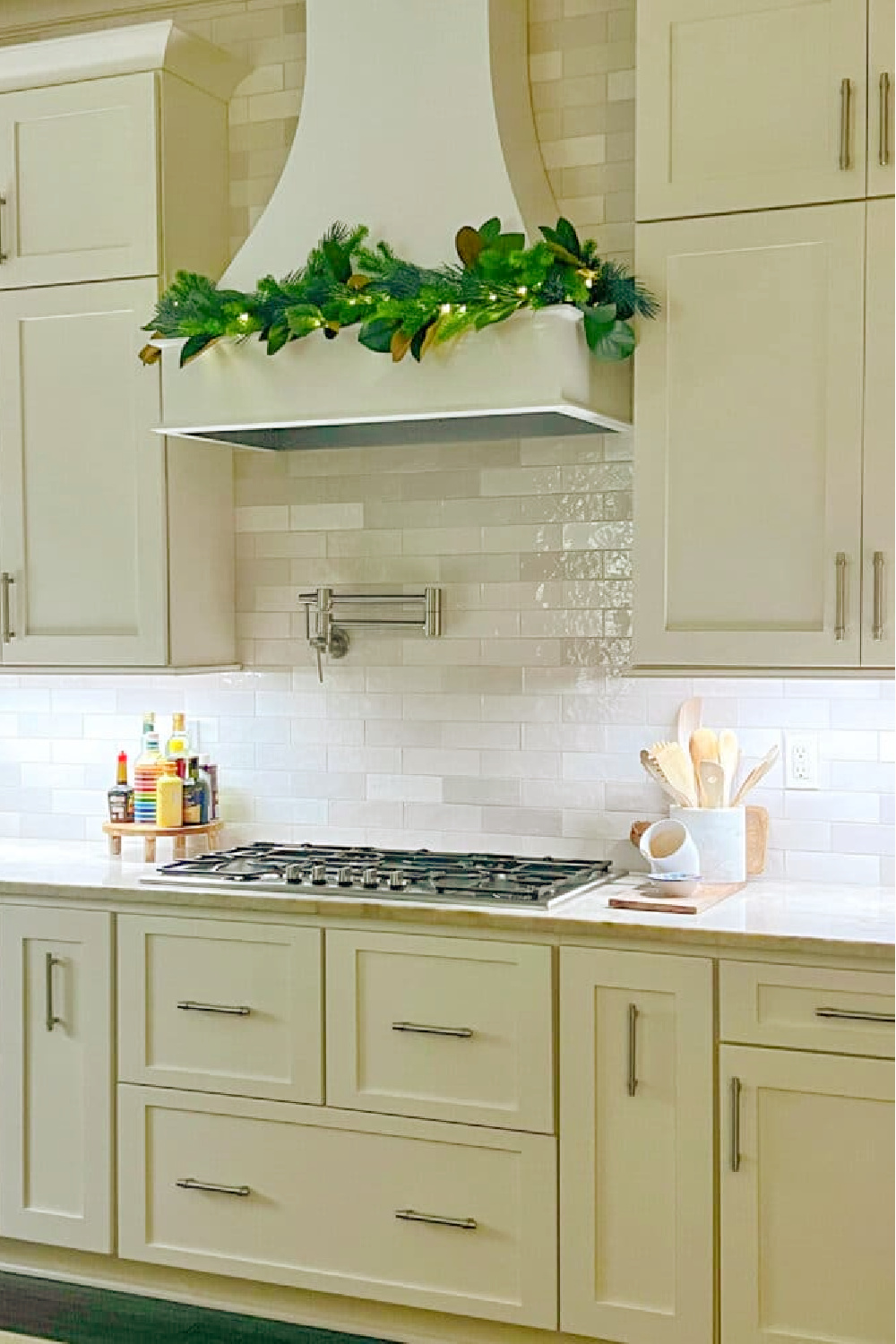 Holiday kitchen with garland on range hood - Classic Casual Home (Mary Ann Pickett). #holidaykitchen #classicwhitekitchens