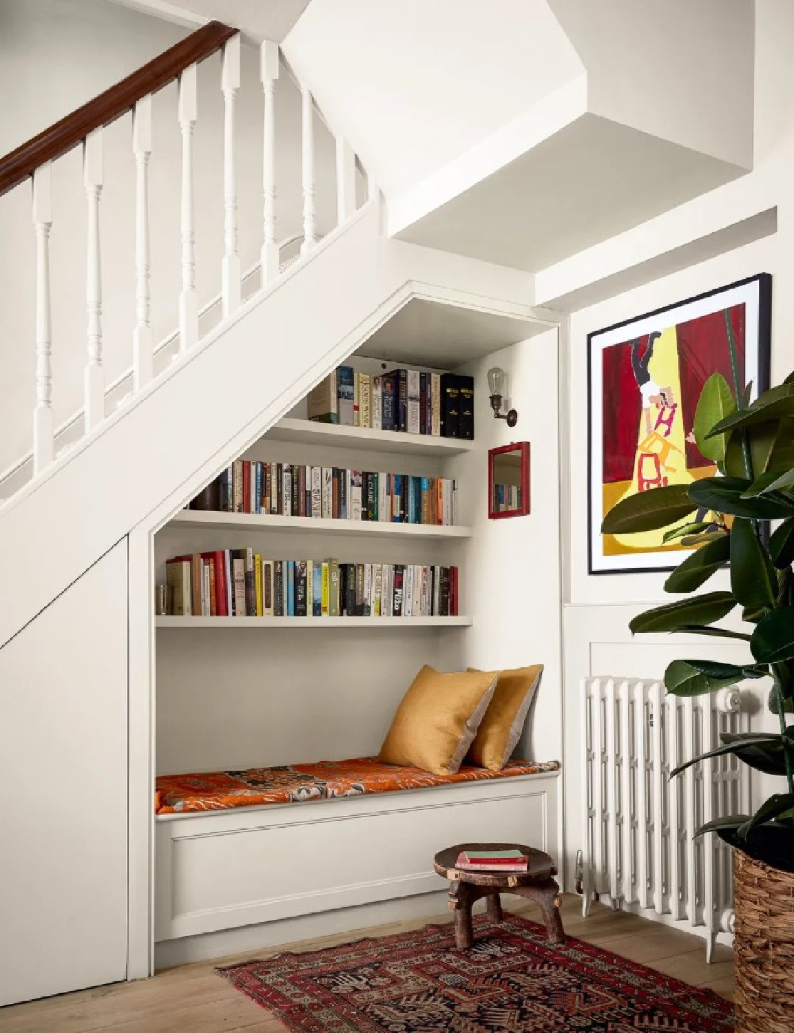 Lonika Chande designed snug reading nook under stairs in a London home (photo Paul Massey for House & Garden UK). #snugrooms #readingnooks