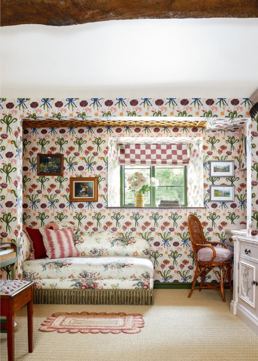 Nadine Finnegan designed Cotswolds snug room with chintz (photo: Paul Massey for House & Garden UK).