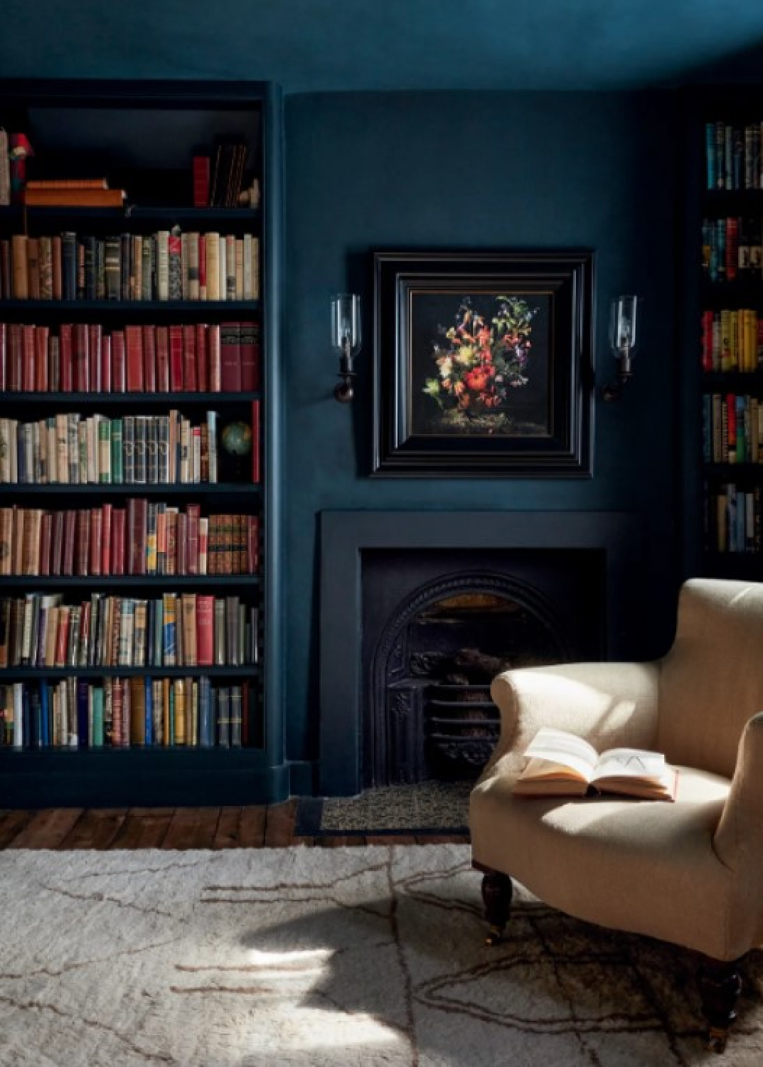Rose Uniacke designed snug home library painted deep blue (photo Lucas Allen for House & Garden UK). #snugrooms #englishlibrary #darkblueinteriors
