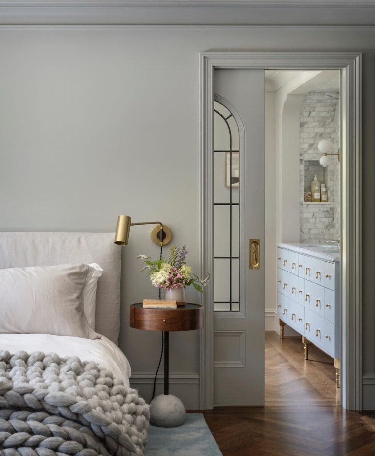 Jessica Helgerson designed cozy grey bedroom suite. #traditionalstyle #classicinteriors #luxuriousbedrooms