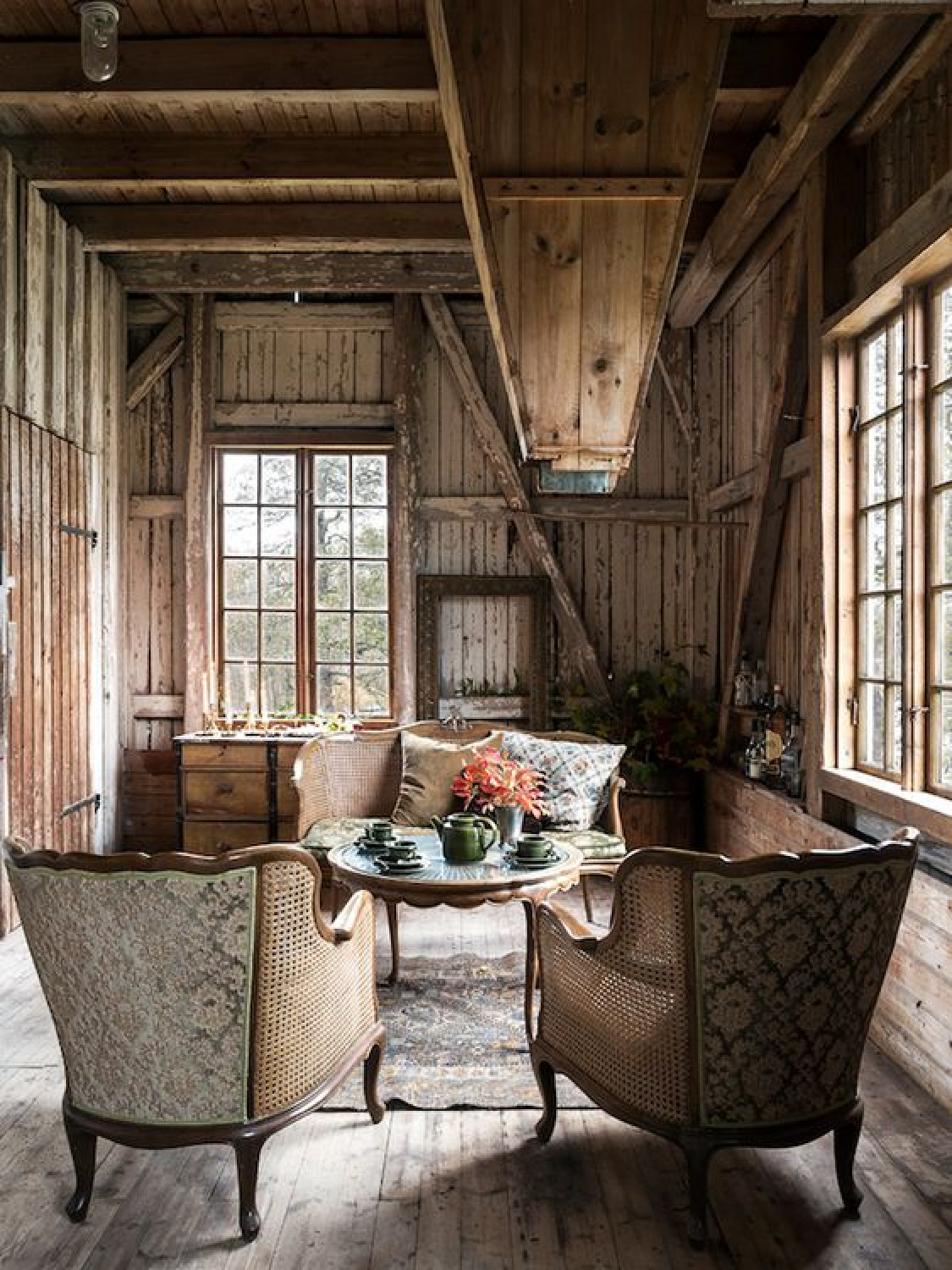 Rustic lakehouse in Rinnen, Sweden with old world rustic timeless features - @MyScandinavianHome. #cozycabin #swedishfarmhouse