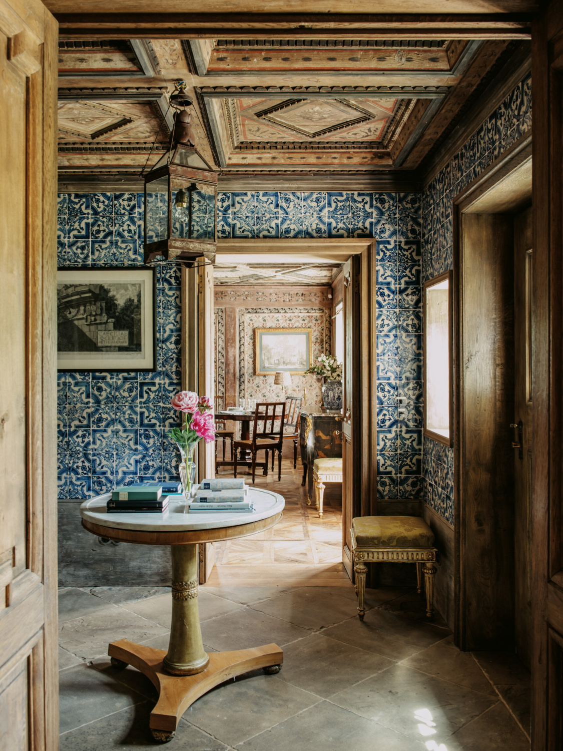 Studio Peregalli (foto: Robert Rieger) Interior em estilo antigo com acabamentos impecáveis ​​e design atemporal.  #oldworldstyle #europeancountry #sofisticatedinteriors