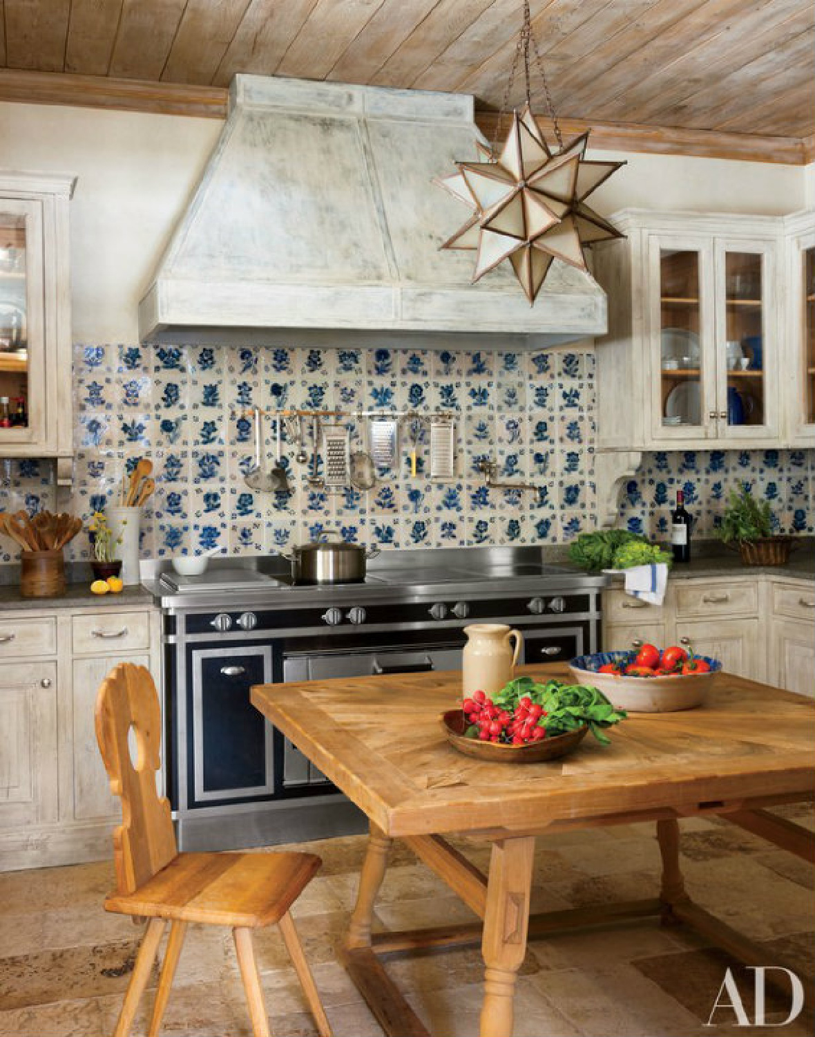 Studio Peregalli - cozinha elegante e atemporal com azulejos azuis em casa milanesa retratada em AD.  #cozinhaelegante #país europeu #estilodovelhomundo #cozinhasatemporais
