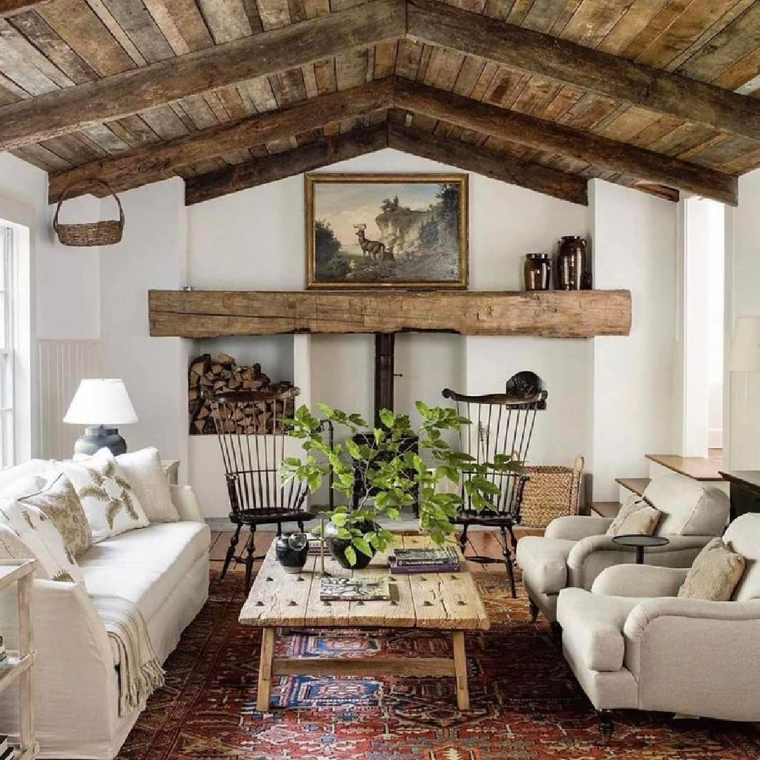 Lauren Liess designed Eglish country style rustic snug room with wood ceiling. Photo: Helen Norman. #cozylivingroom #englishcountry