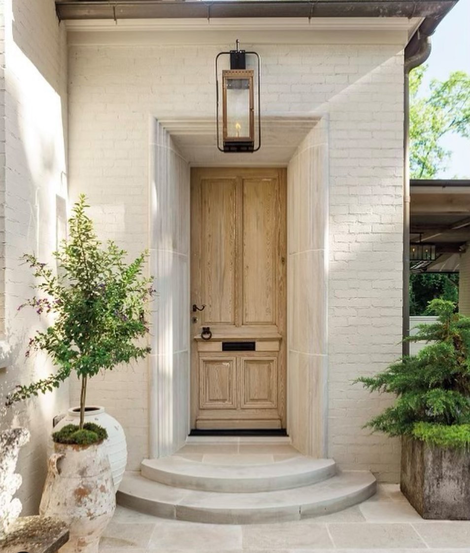 Beautiful minimal and pale entry of home of Robin Rains; architecture by Jeffrey Dungan - photo Leslee Mitchell for MILIEU magazine Spring 2021. #jeffreydunan #robinrains