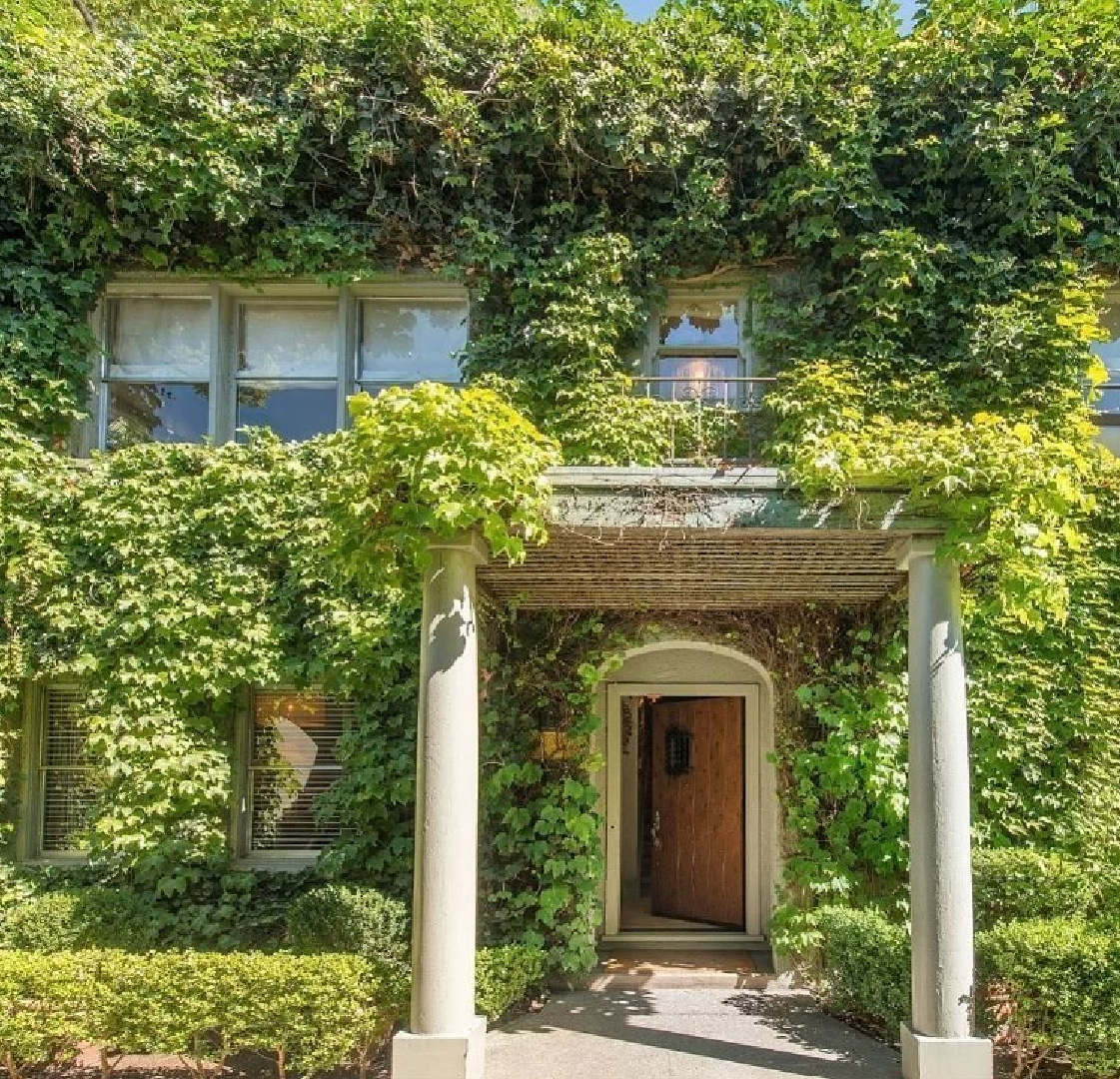 1935 ivy covered Southern California cottage with Parisian style interiors by Myra Hoefer. #ivycovered #californiacottage #myrahoefer