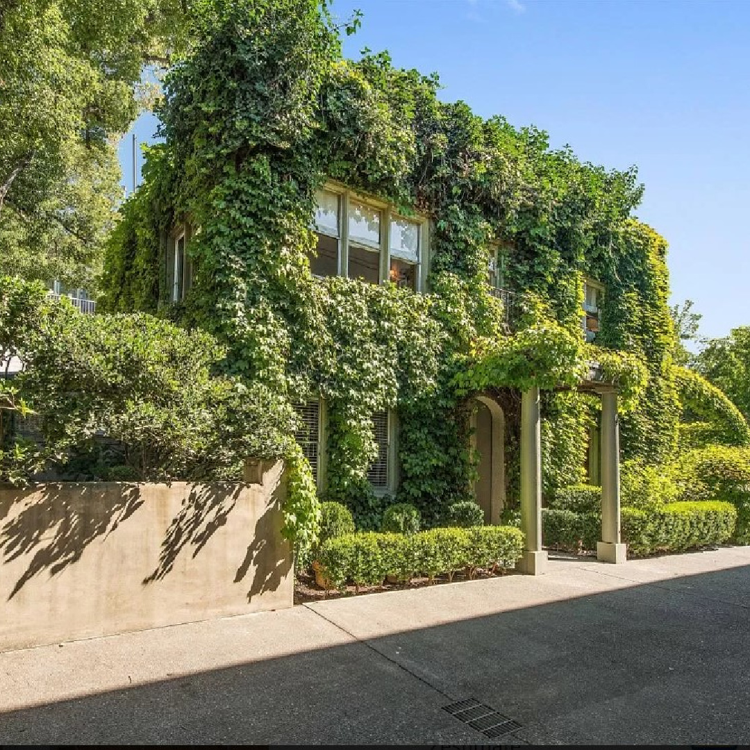 Streetview of 1935 ivy covered Southern California cottage with Parisian style interiors by Myra Hoefer. #ivycovered #californiacottage #myrahoefer