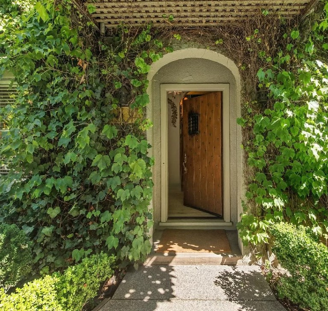 1935 ivy covered Southern California cottage with Parisian style interiors by Myra Hoefer. #ivycovered #californiacottage #myrahoefer