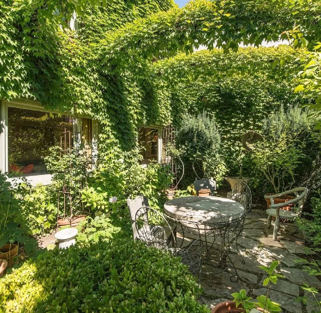 Lush greenery and gardens at 1935 ivy covered Southern California cottage with Parisian style interiors by Myra Hoefer. #ivycovered #californiacottage #myrahoefer