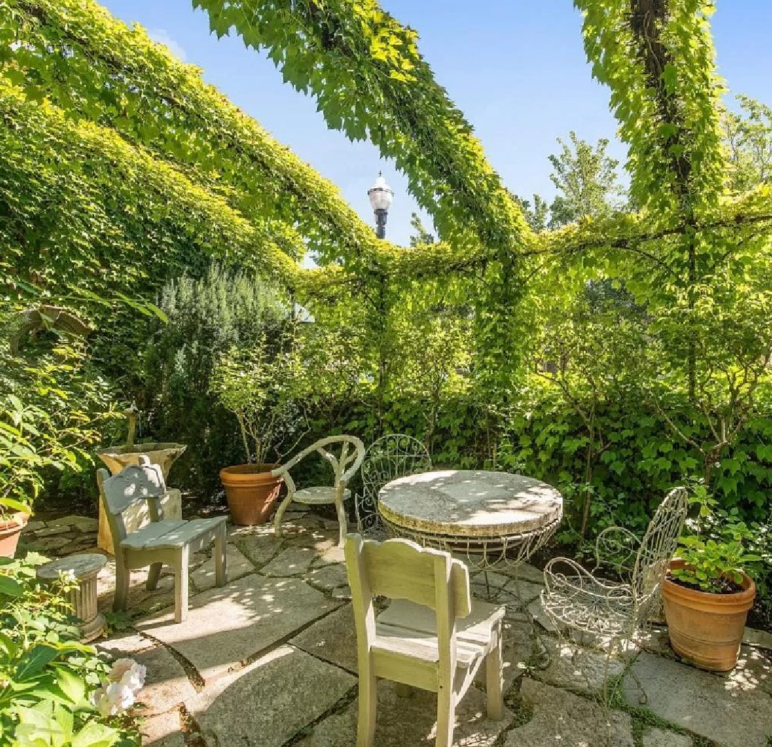 Lush garden and French courtyard at 1935 ivy covered Southern California cottage with Parisian style interiors by Myra Hoefer. #ivycovered #californiacottage #myrahoefer