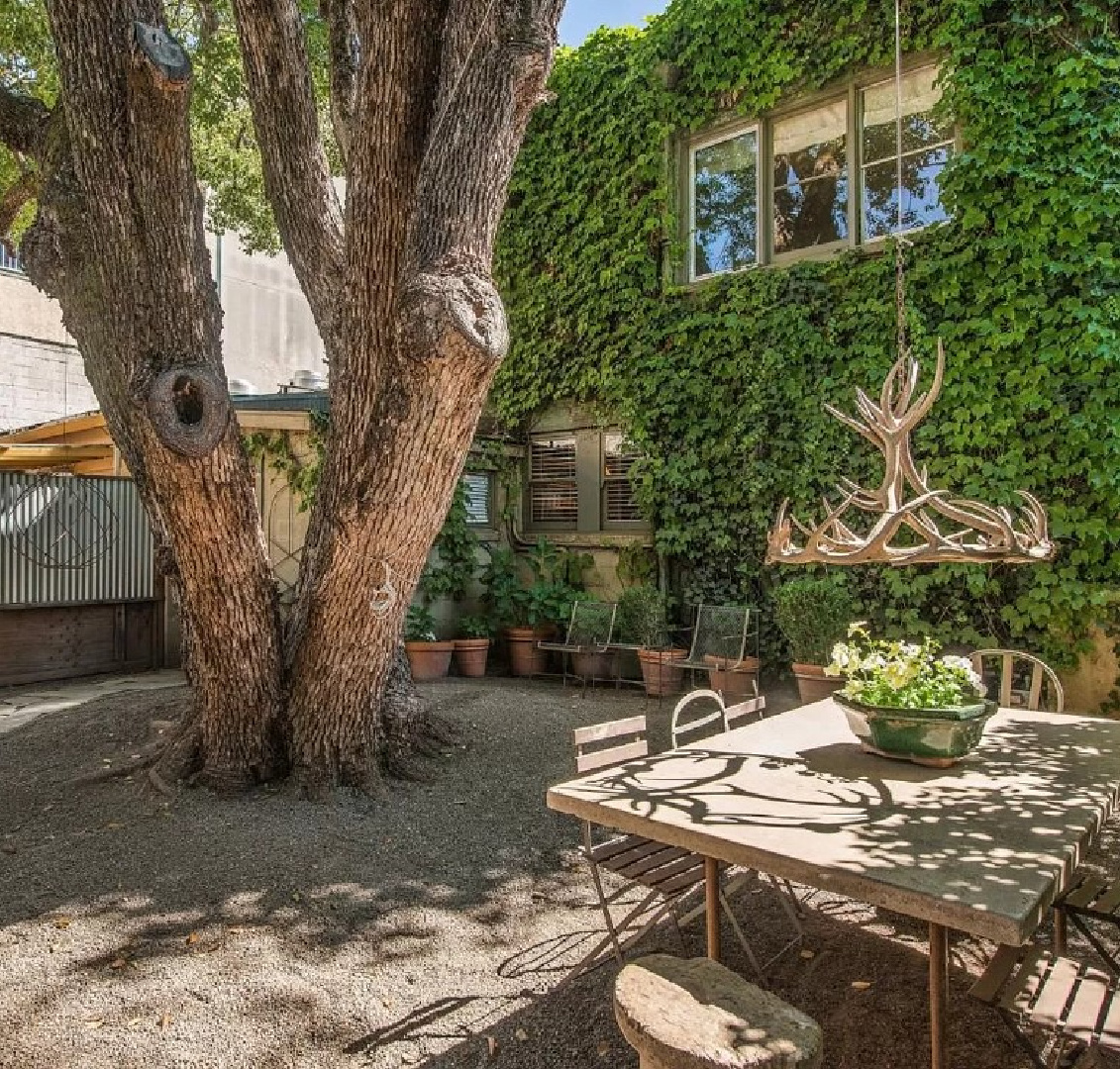 Lush garden at 1935 ivy covered Southern California cottage with Parisian style interiors by Myra Hoefer. #ivycovered #californiacottage #myrahoefer