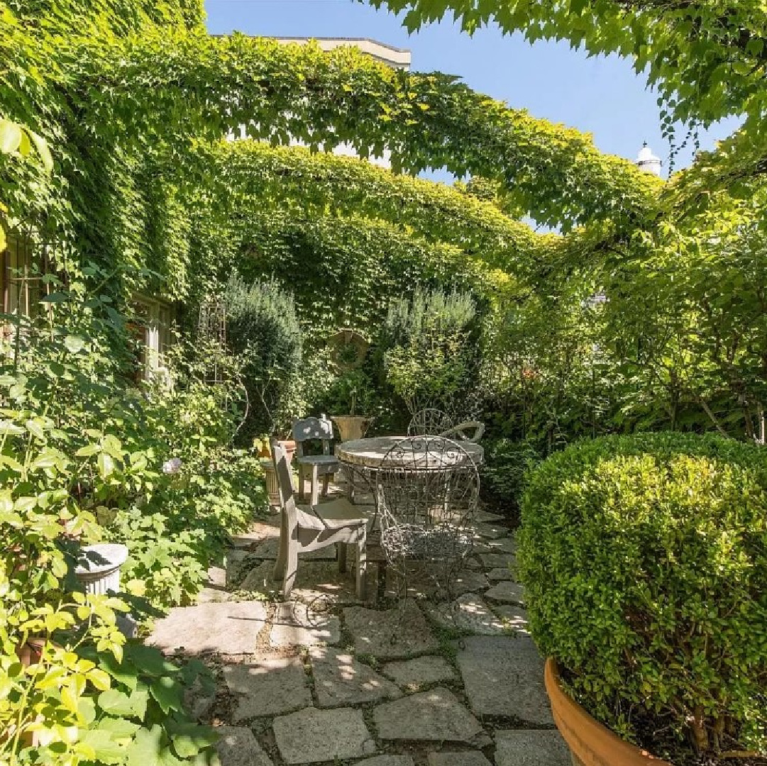 Lush garden at 1935 ivy covered Southern California cottage with Parisian style interiors by Myra Hoefer. #ivycovered #californiacottage #myrahoefer