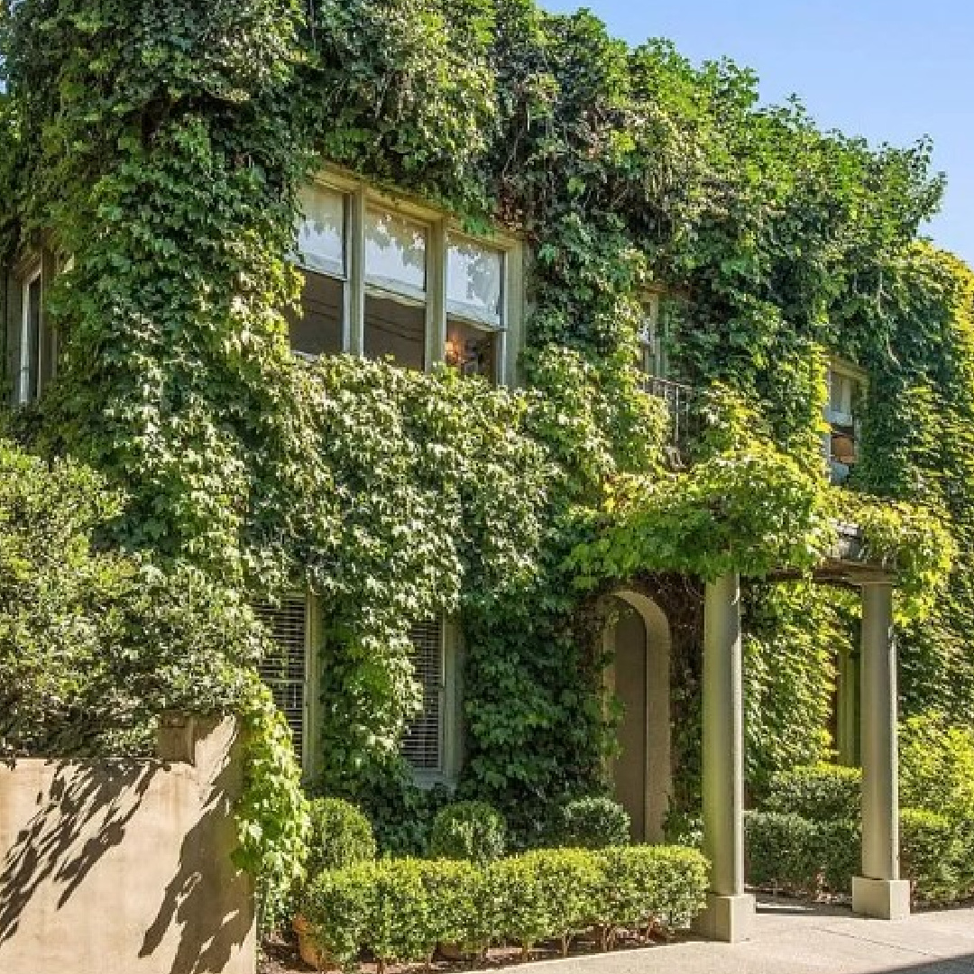 1935 ivy covered Southern California cottage with Parisian style interiors by Myra Hoefer. #ivycovered #californiacottage #myrahoefer