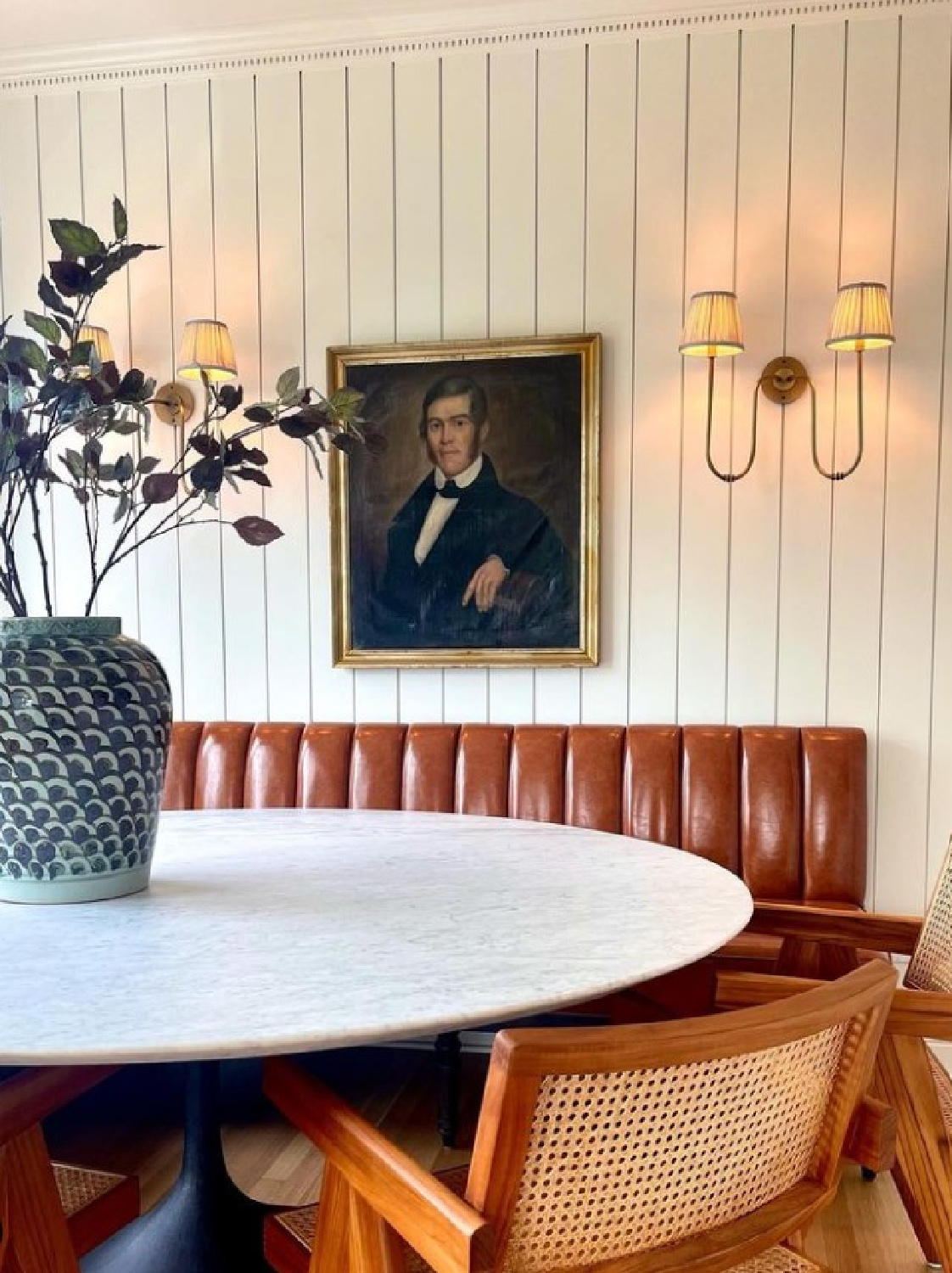 New England style meets California cottage chic in this dining area with banquette - @m_m_interior_design. #modernvintage #banquettes #breakfastnook