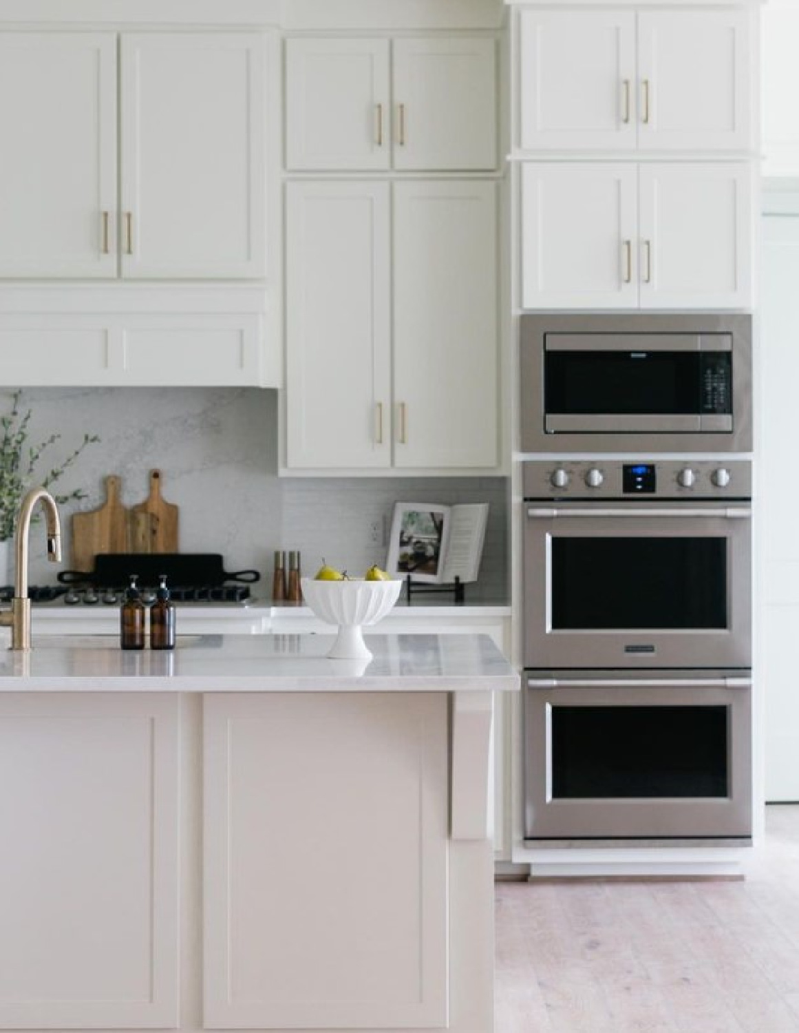 Benjamin Moore Swiss Coffee cabinets and Simply White walls in a lovely kitchen - @julietinteriors. #benjaminmooreswisscoffee