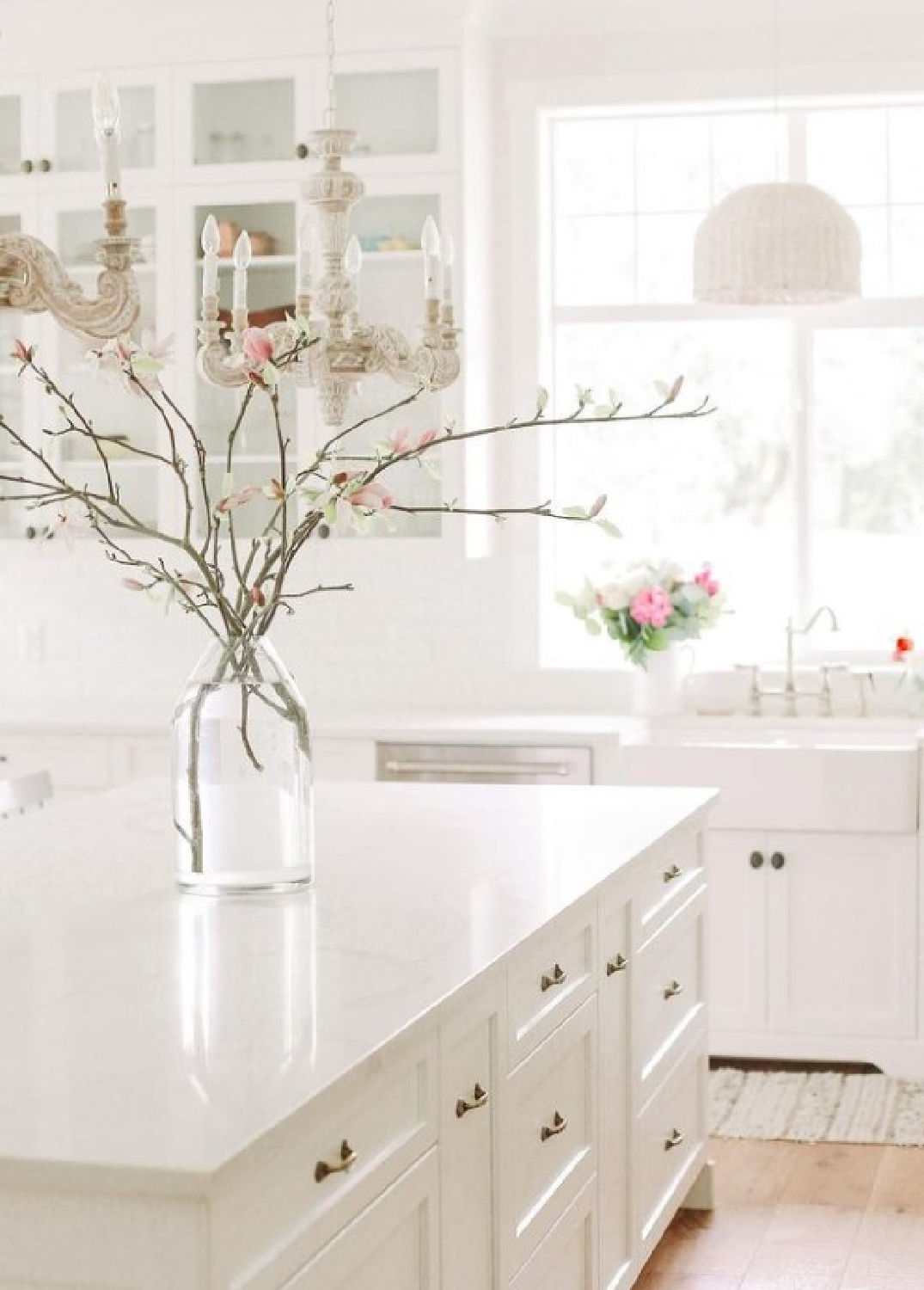 Benjamin Moore Simply White in a lovely white kitchen by @whatdreamsbaybecome #benjaminmooresimplywhite