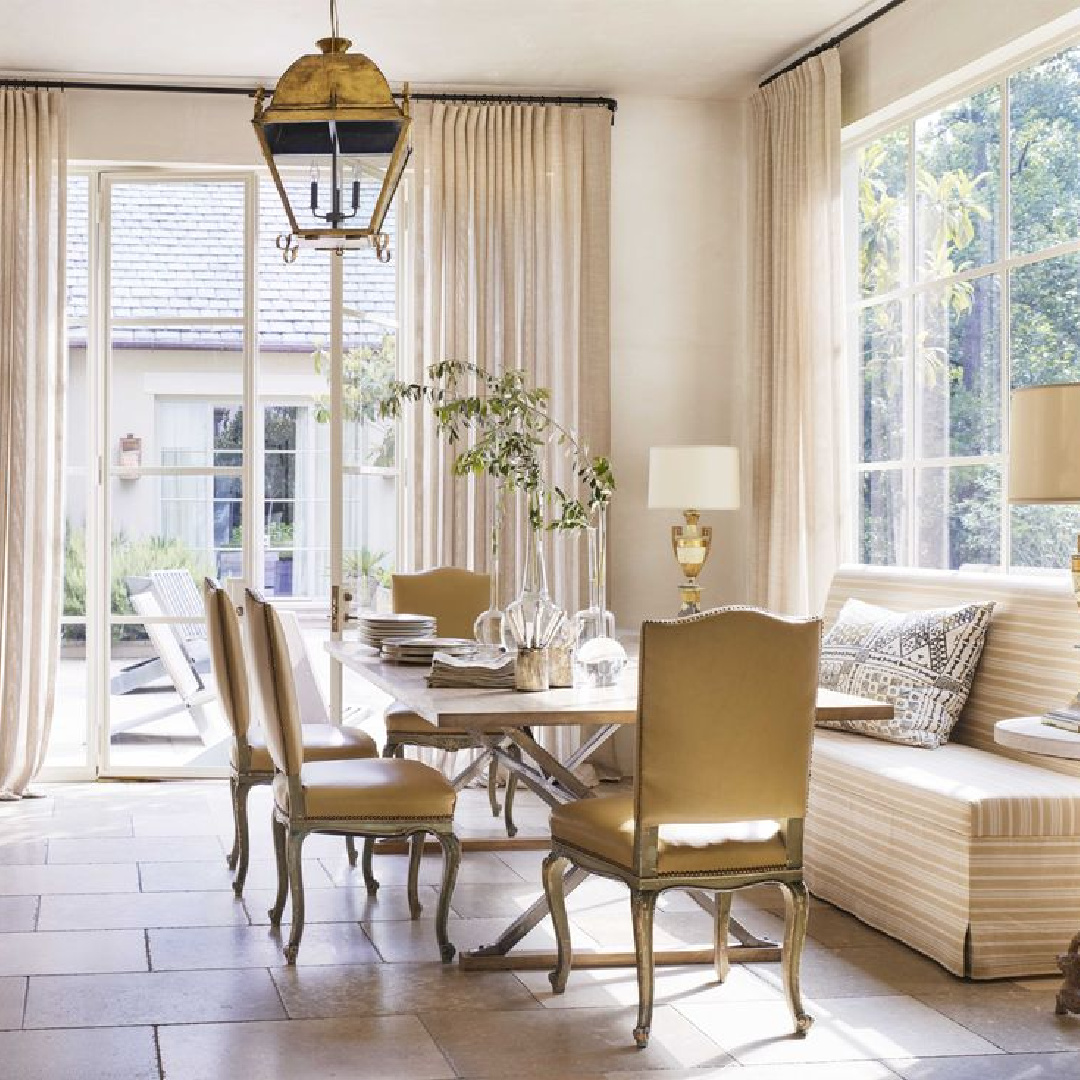 Carolyn Malone and D. Stanley Dixon designed kitchen with banquette (photo Annie Schlechter). #frenchcountrykitchen