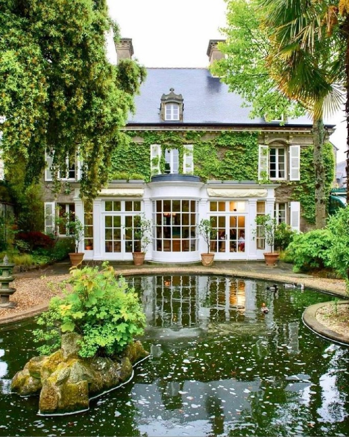 Ivy covered traditional style house with lush garden - @chateauricheux. #facadelovers #ivycovered #timelesshome