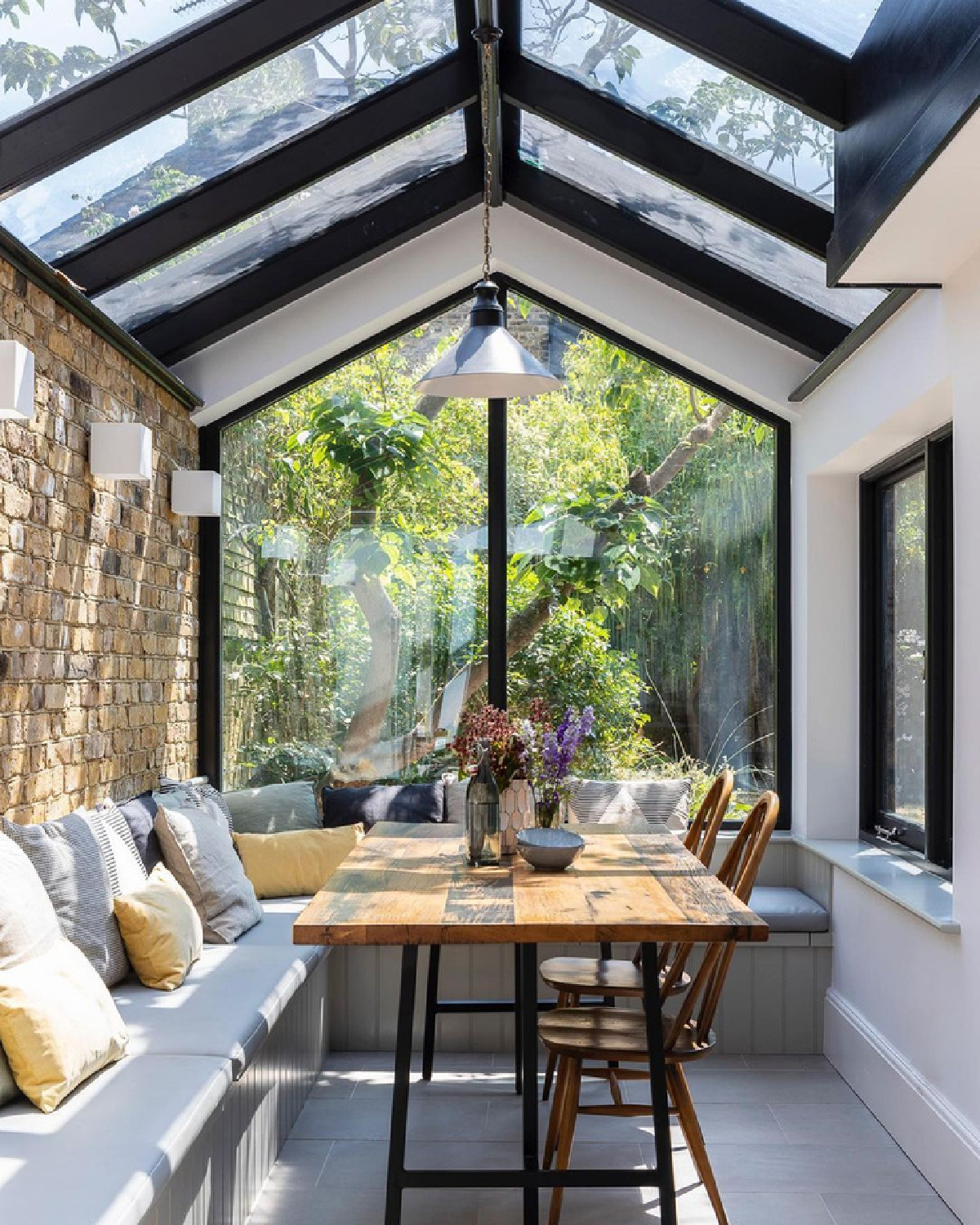 Breakfast nook in a magnificent sunny English home by Imperfect Interiors. #breakfastnook #englishcountry