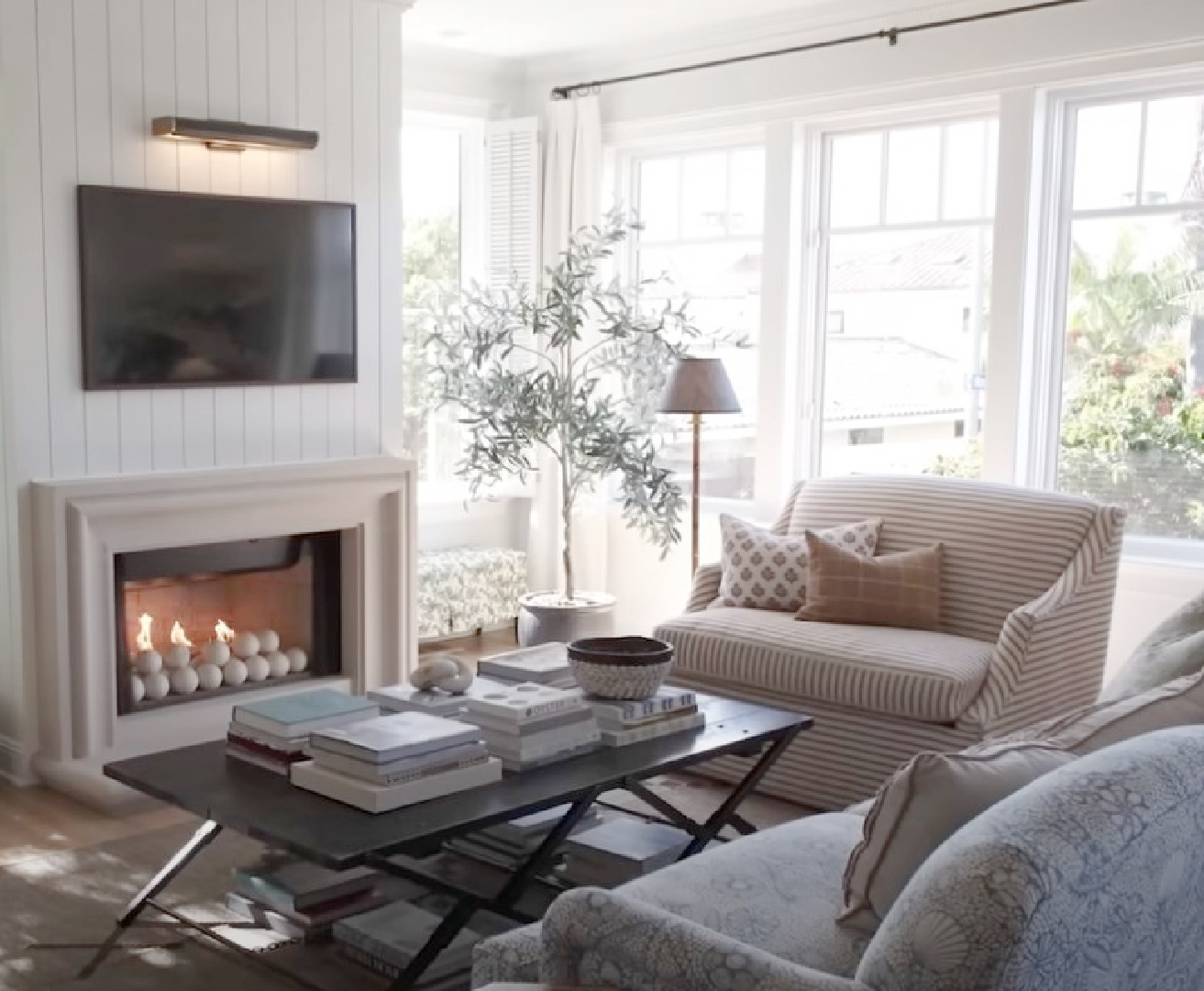 La Jolla beach cottage living room by Leslie Martin of M+M Interior Design. #fermoie
