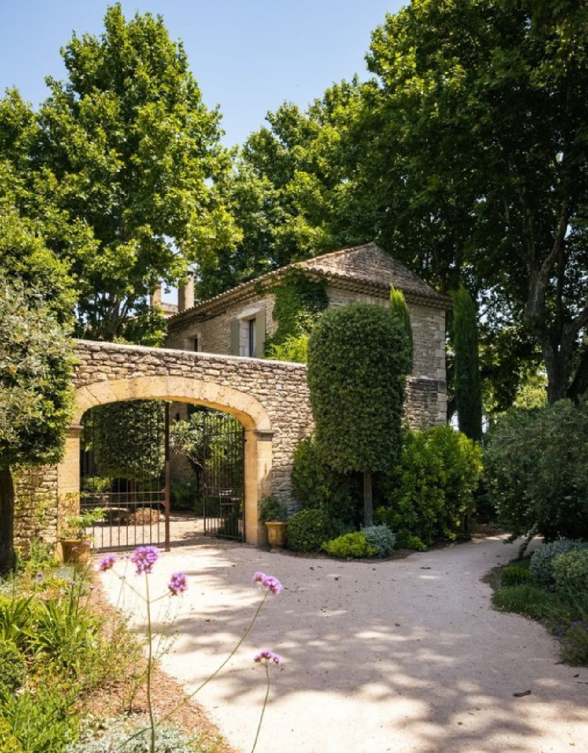 Courtyard - French country European luxury and cozy opulence in a French vacation villa in Provence - La Bastide de Laurence. #frenchbastide #frenchvilla #luxuryvilla #provencevilla #warmeuropeanluxury #cozyopulence #provencehomes #francetravel