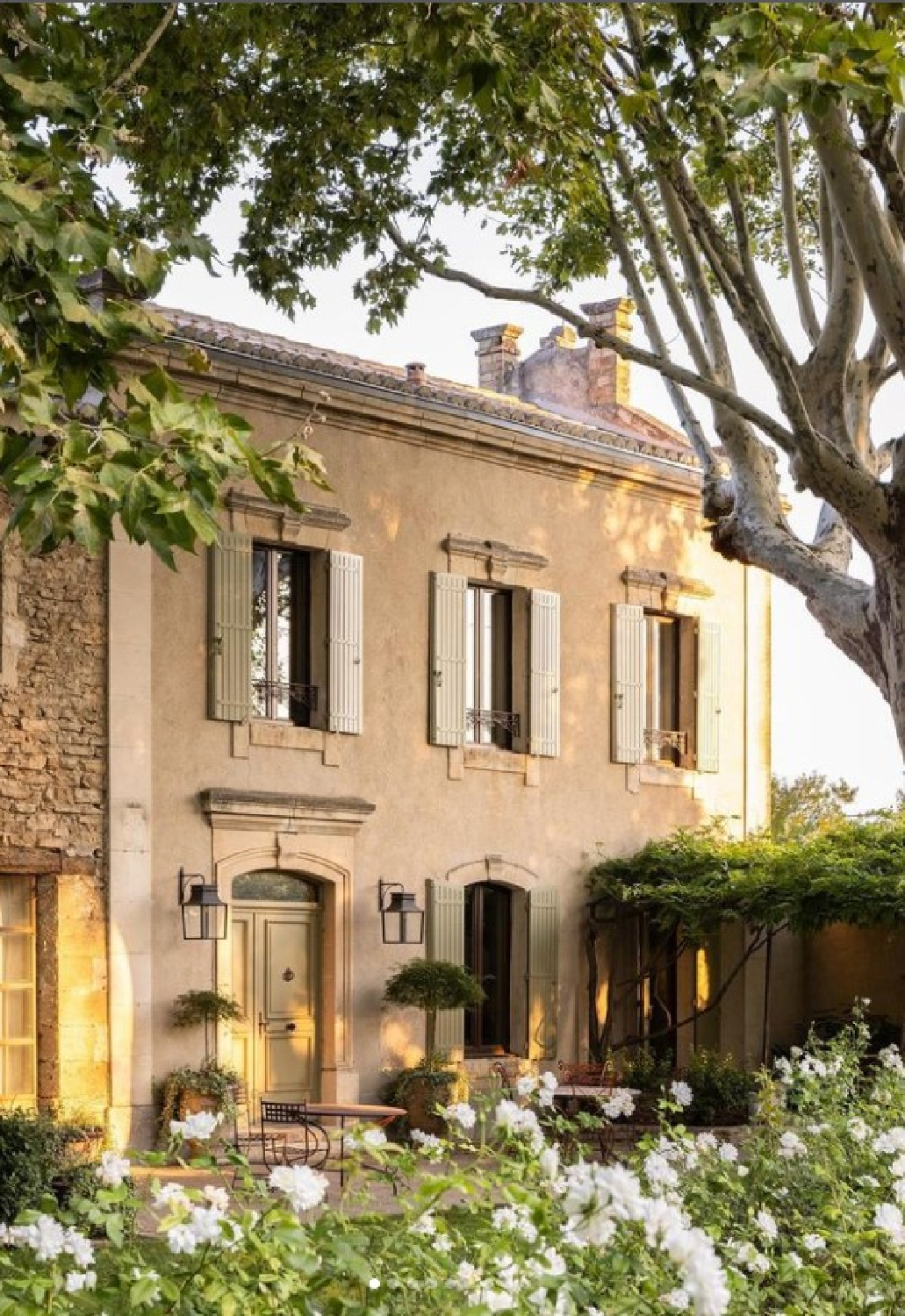 French country exterior. Warm European luxury and cozy opulence in a French vacation villa in Provence - La Bastide de Laurence. #frenchbastide #frenchvilla #luxuryvilla #provencevilla #warmeuropeanluxury #cozyopulence #provencehomes #frenchcountryhome