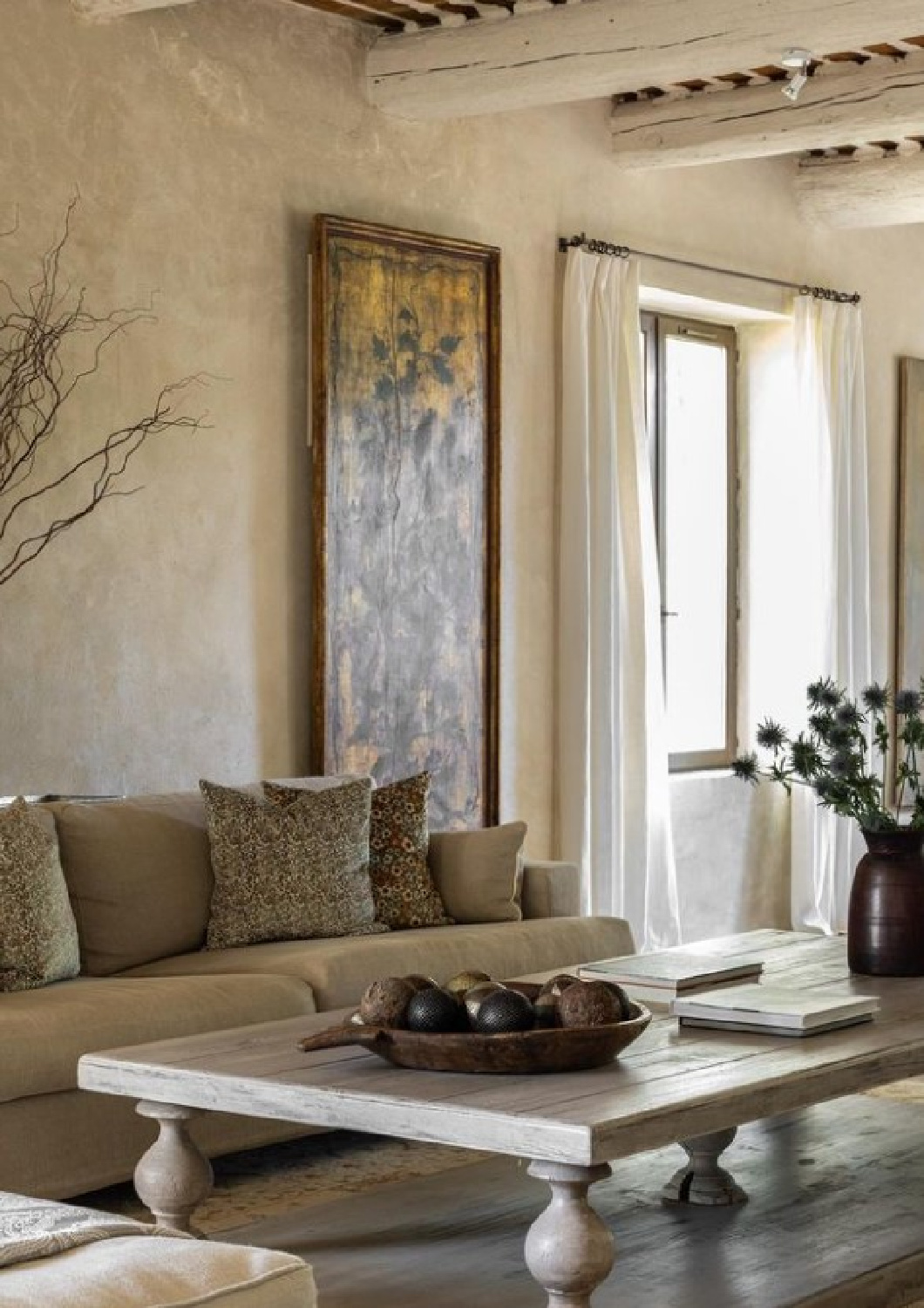 French country parlor. Warm European luxury and cozy opulence in a French vacation villa in Provence - La Bastide de Laurence. #frenchbastide #frenchvilla #luxuryvilla #provencevilla #warmeuropeanluxury #cozyopulence #provencehomes #frenchcountryinterior