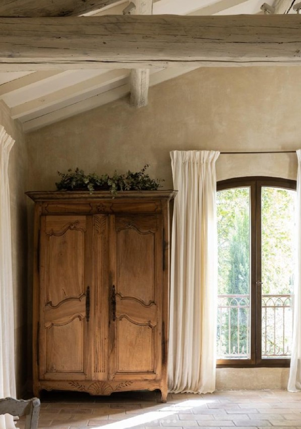 French antiques in a bedroom. Warm European luxury and cozy opulence in a French vacation villa in Provence - La Bastide de Laurence. #frenchbastide #frenchvilla #luxuryvilla #provencevilla #warmeuropeanluxury #cozyopulence #provencehomes #francetravel