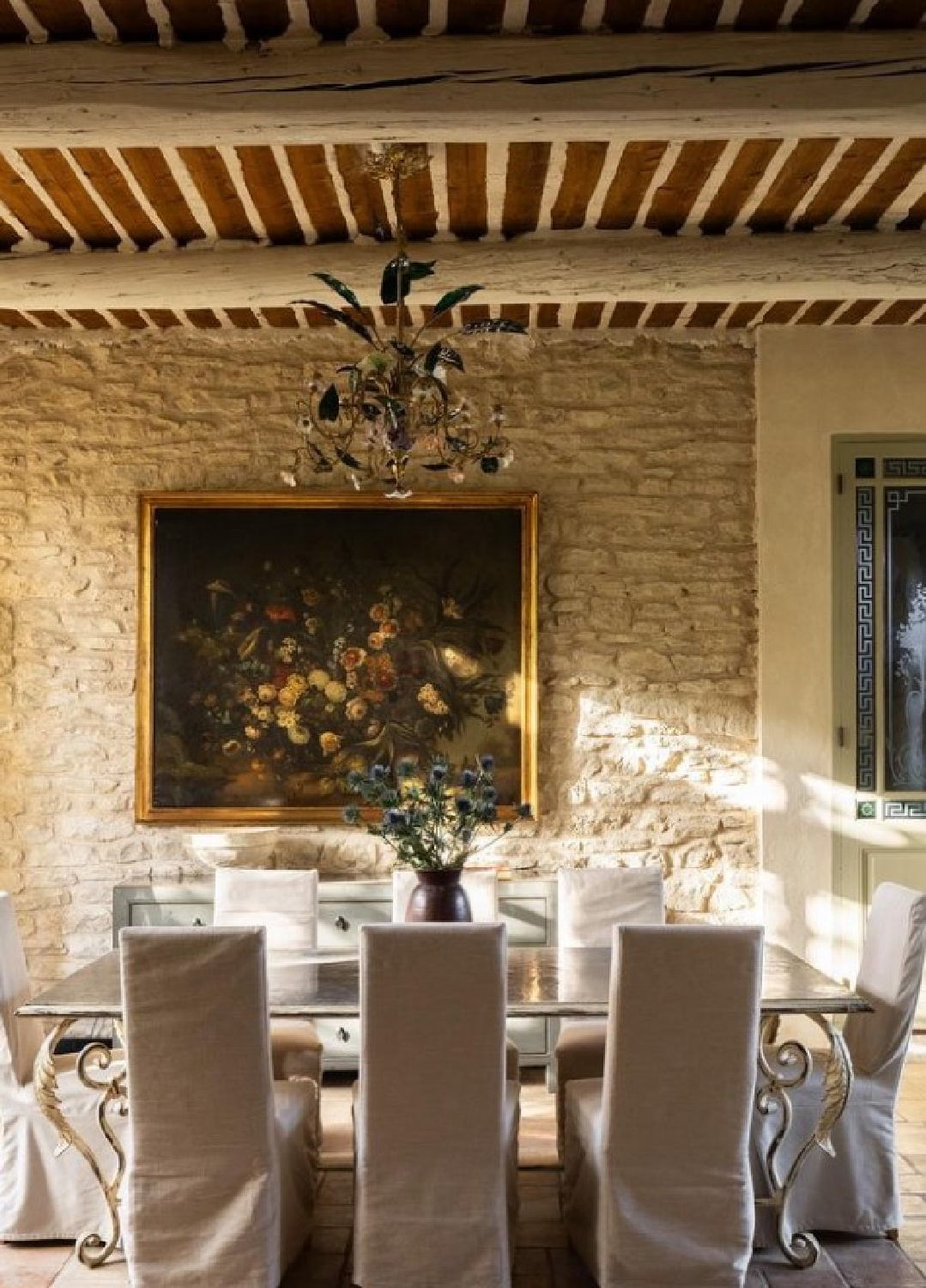 French country dining room. Warm European luxury and cozy opulence in a French vacation villa in Provence - La Bastide de Laurence. #frenchbastide #frenchvilla #luxuryvilla #provencevilla #warmeuropeanluxury #cozyopulence #provencehomes #frenchcountryinterior