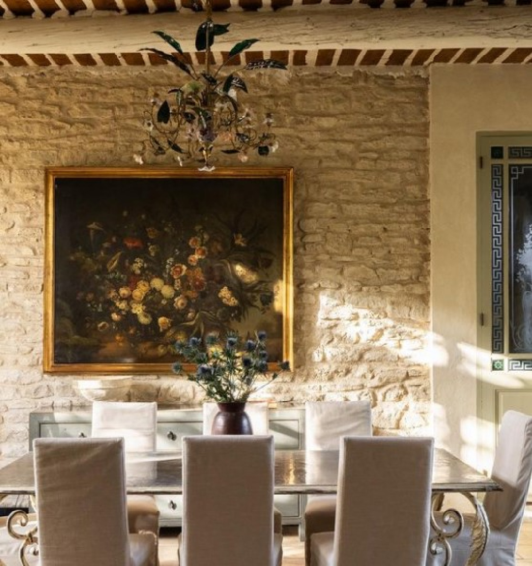 French country dining room. Warm European luxury and cozy opulence in a French vacation villa in Provence - La Bastide de Laurence. #frenchbastide #frenchvilla #luxuryvilla #provencevilla #warmeuropeanluxury #cozyopulence #provencehomes #frenchcountryinterior