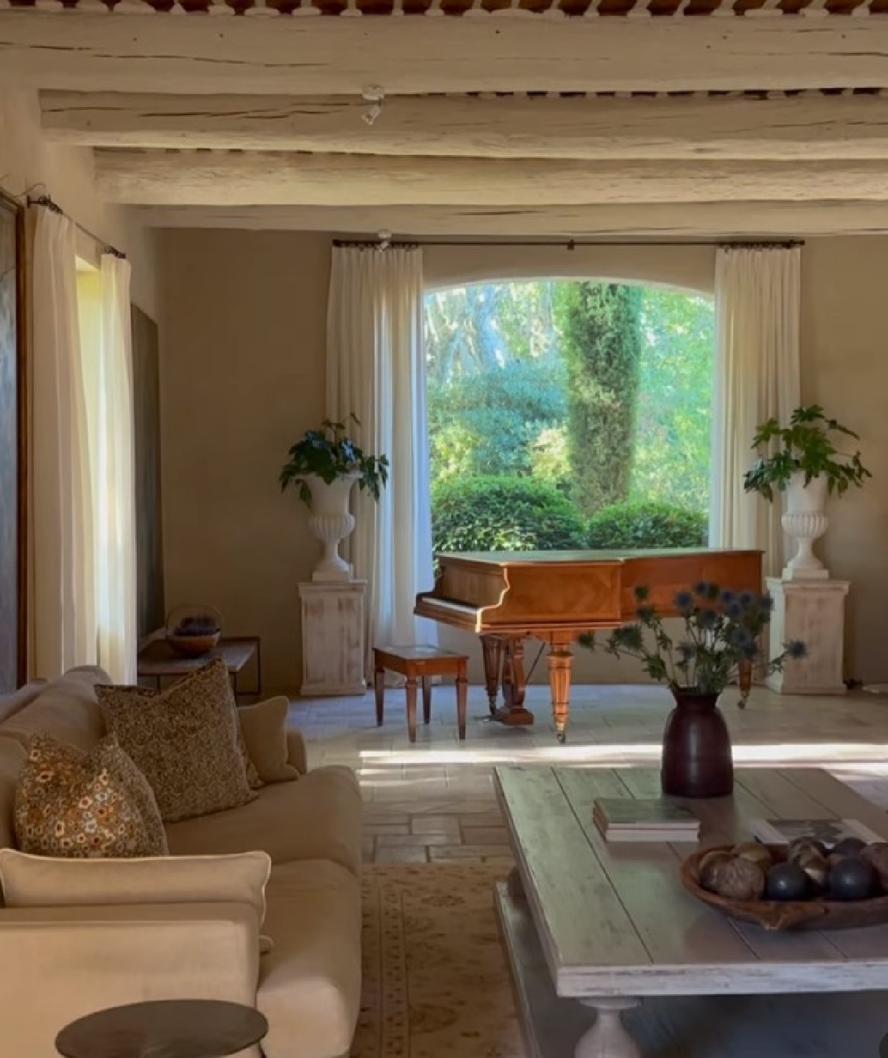 French country parlor. Warm European luxury and cozy opulence in a French vacation villa in Provence - La Bastide de Laurence. #frenchbastide #frenchvilla #luxuryvilla #provencevilla #warmeuropeanluxury #cozyopulence #provencehomes #frenchcountryinterior