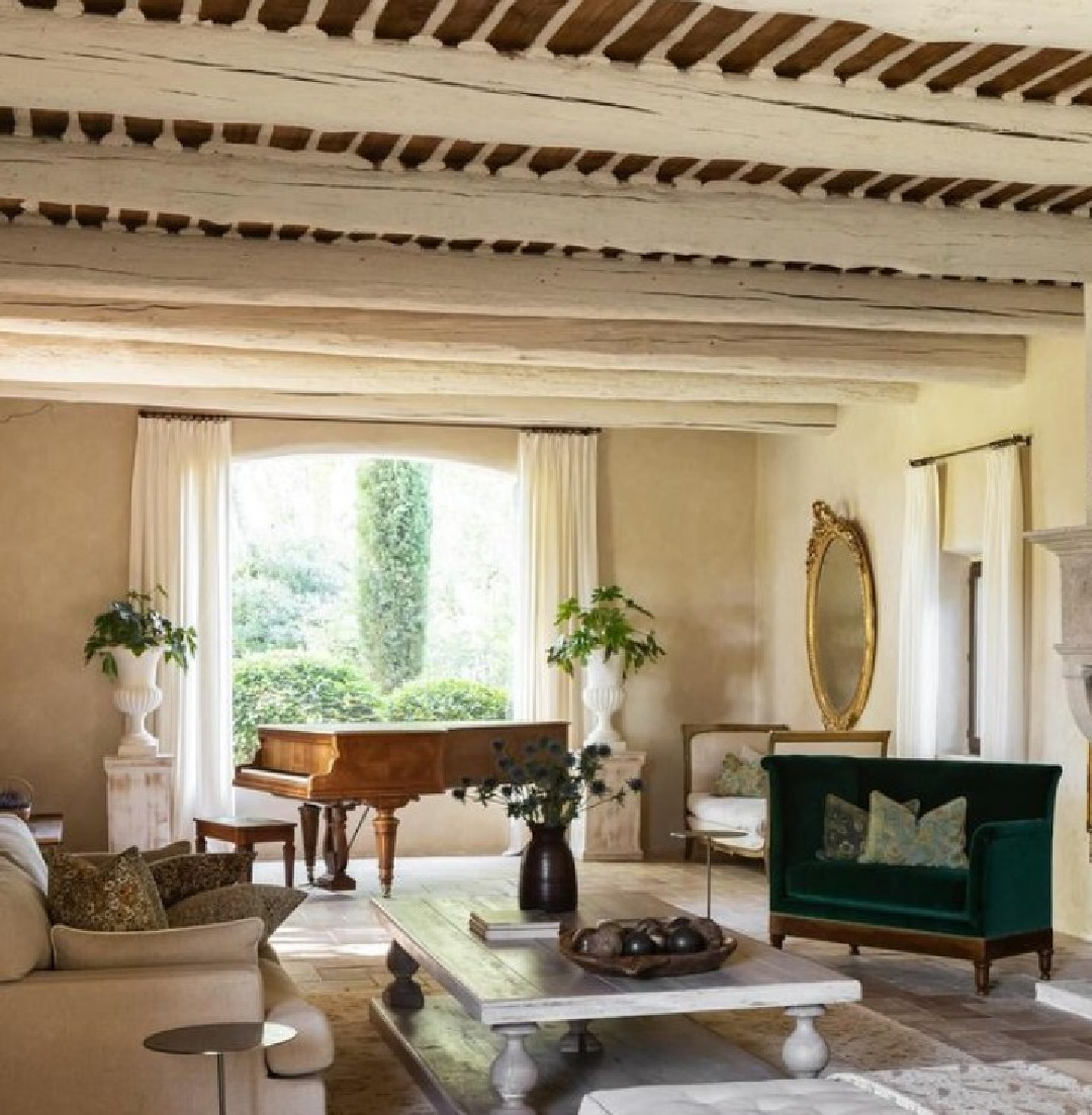 French country parlor. Warm European luxury and cozy opulence in a French vacation villa in Provence - La Bastide de Laurence. #frenchbastide #frenchvilla #luxuryvilla #provencevilla #warmeuropeanluxury #cozyopulence #provencehomes #frenchcountryparlor