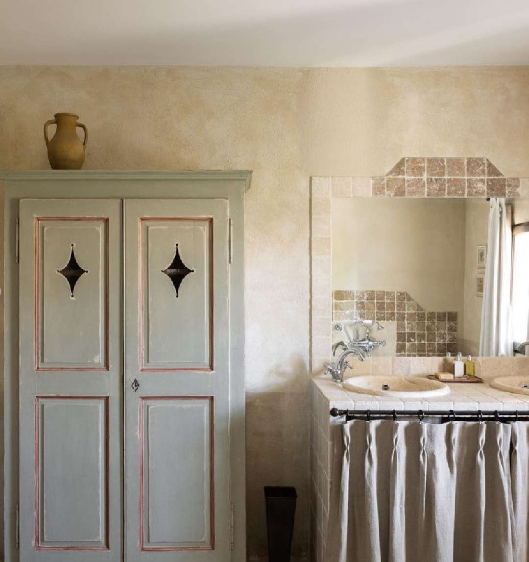 French country bath with Old World style. Warm European luxury and cozy opulence in a French vacation villa in Provence - La Bastide de Laurence. #frenchbastide #frenchvilla #luxuryvilla #provencevilla #warmeuropeanluxury #cozyopulence #provencehomes #frenchcountryinterior