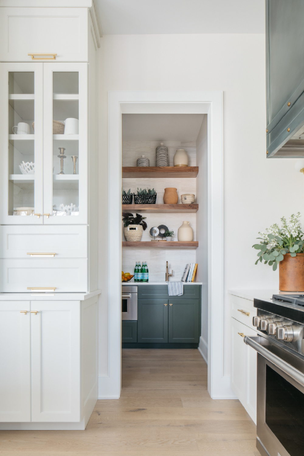 Sherwin-Williams MARSHMALLOW on walls and OYSTER WHITE on kitchen cabinets - M House Development. #sherwinwilliamsmarshmallow #sherwinwilliamsoysterwhite